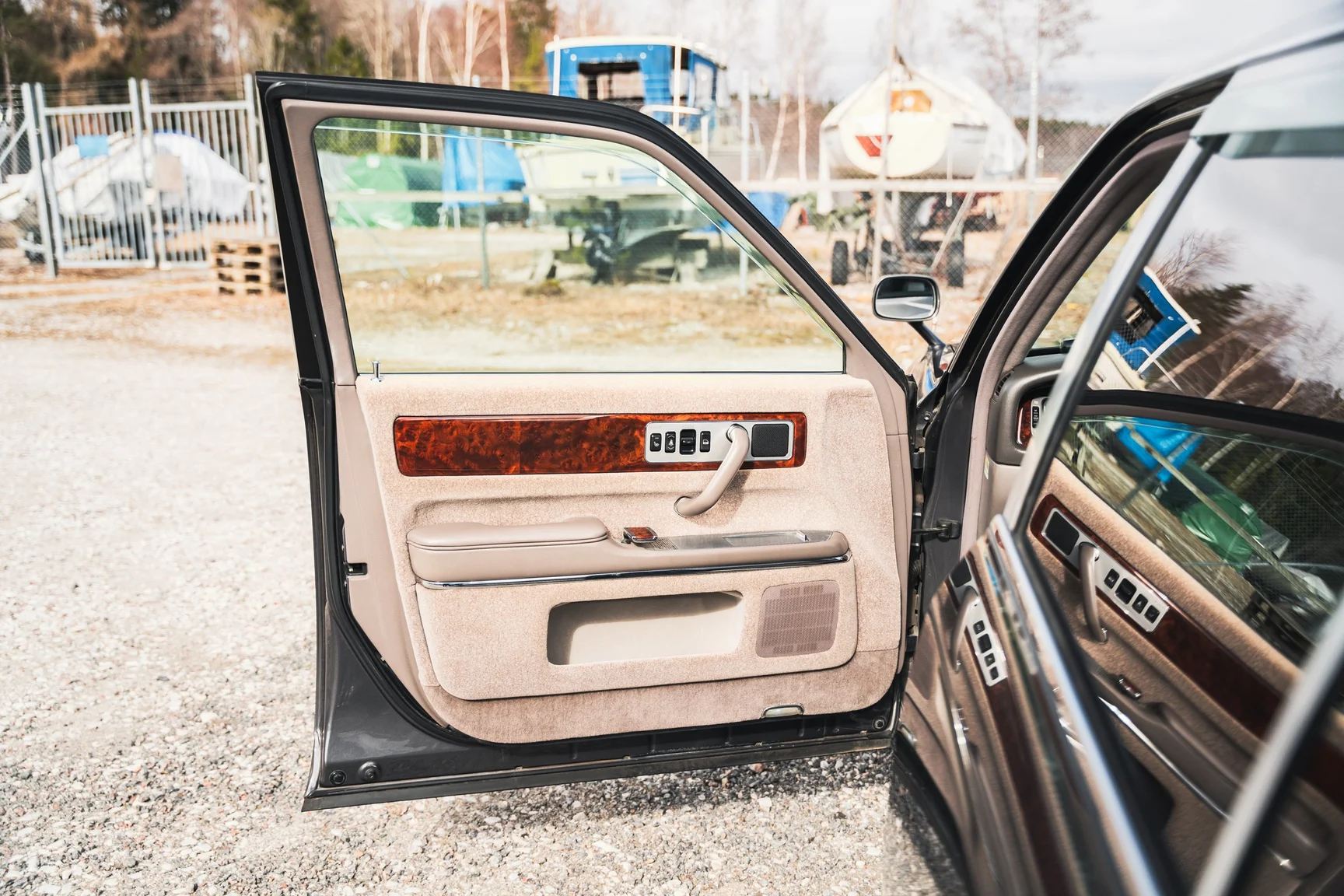 Innenraumfoto von 2000 Toyota Century V12 G50 (11)