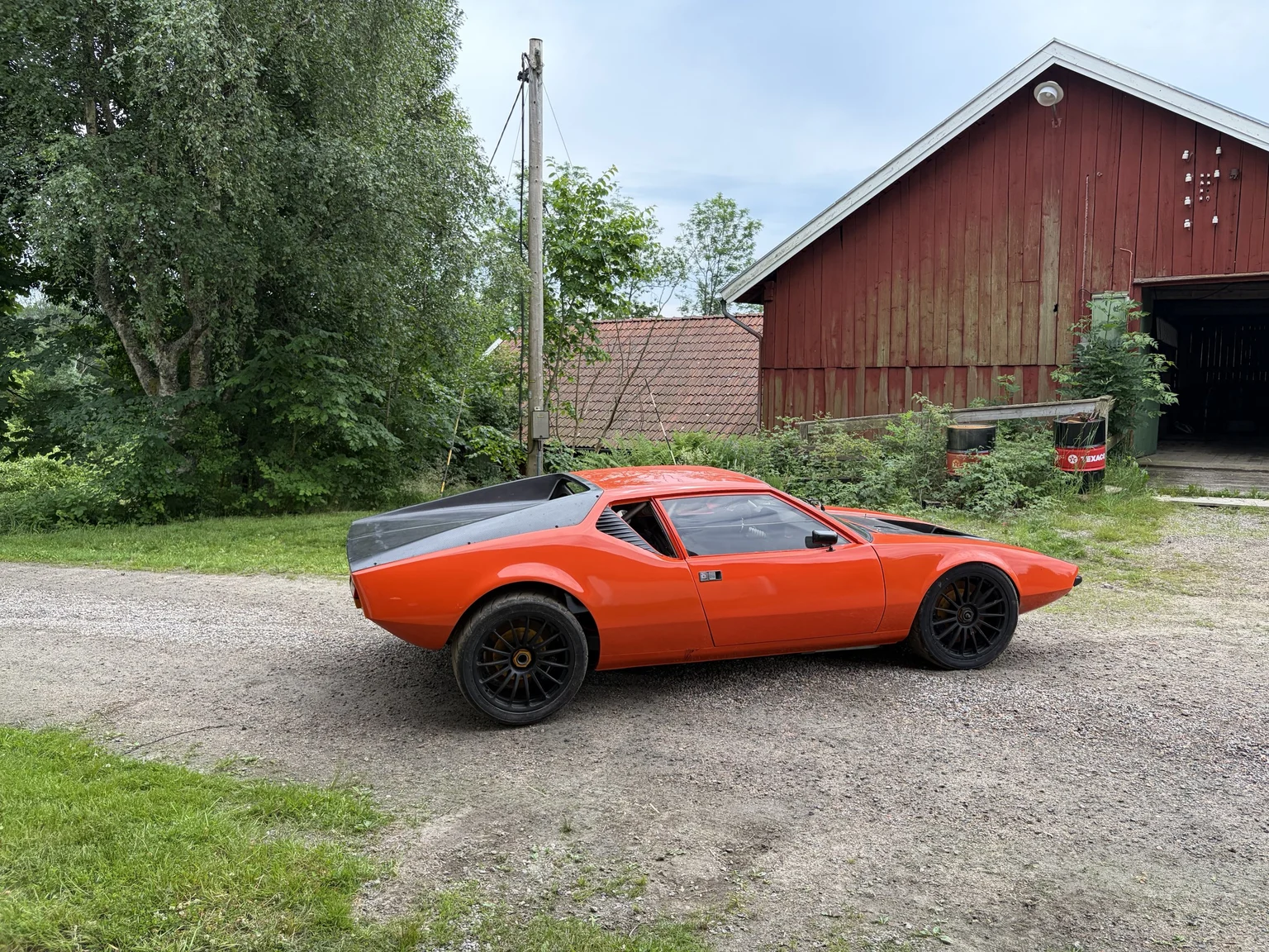 Exteriörbild på 1972 De Tomaso Pantera LS Restomod (1)