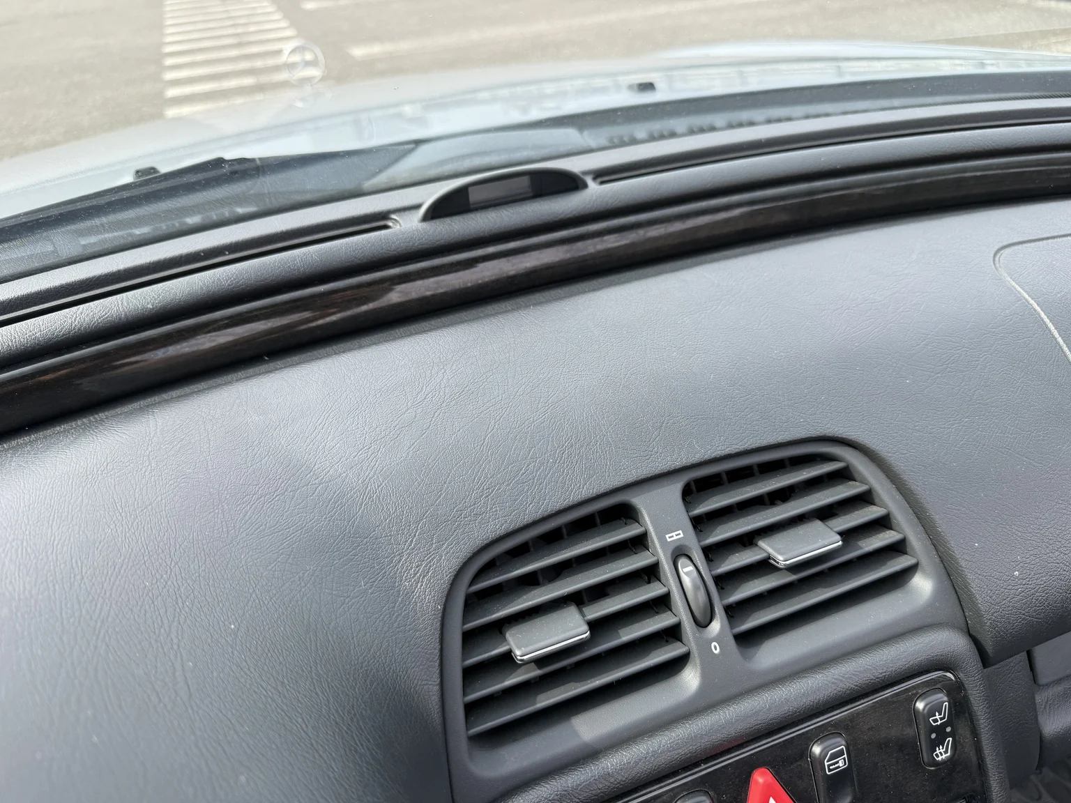 Innenraumfoto von 2001 MERCEDES-BENZ CLK 230 Kompressor Cabriolet (17)