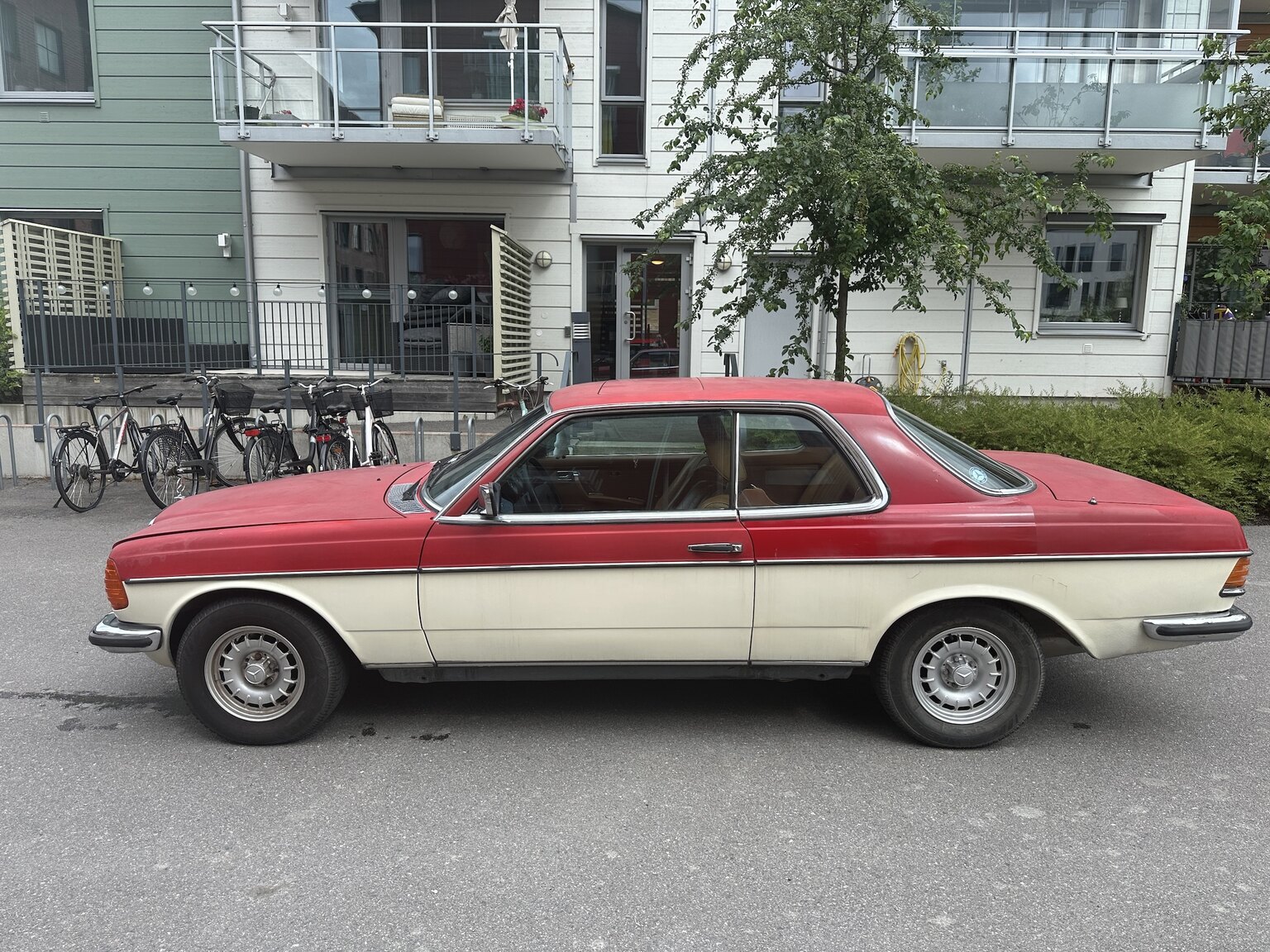 Exteriörbild på 1977 Mercedes-Benz 280 CE