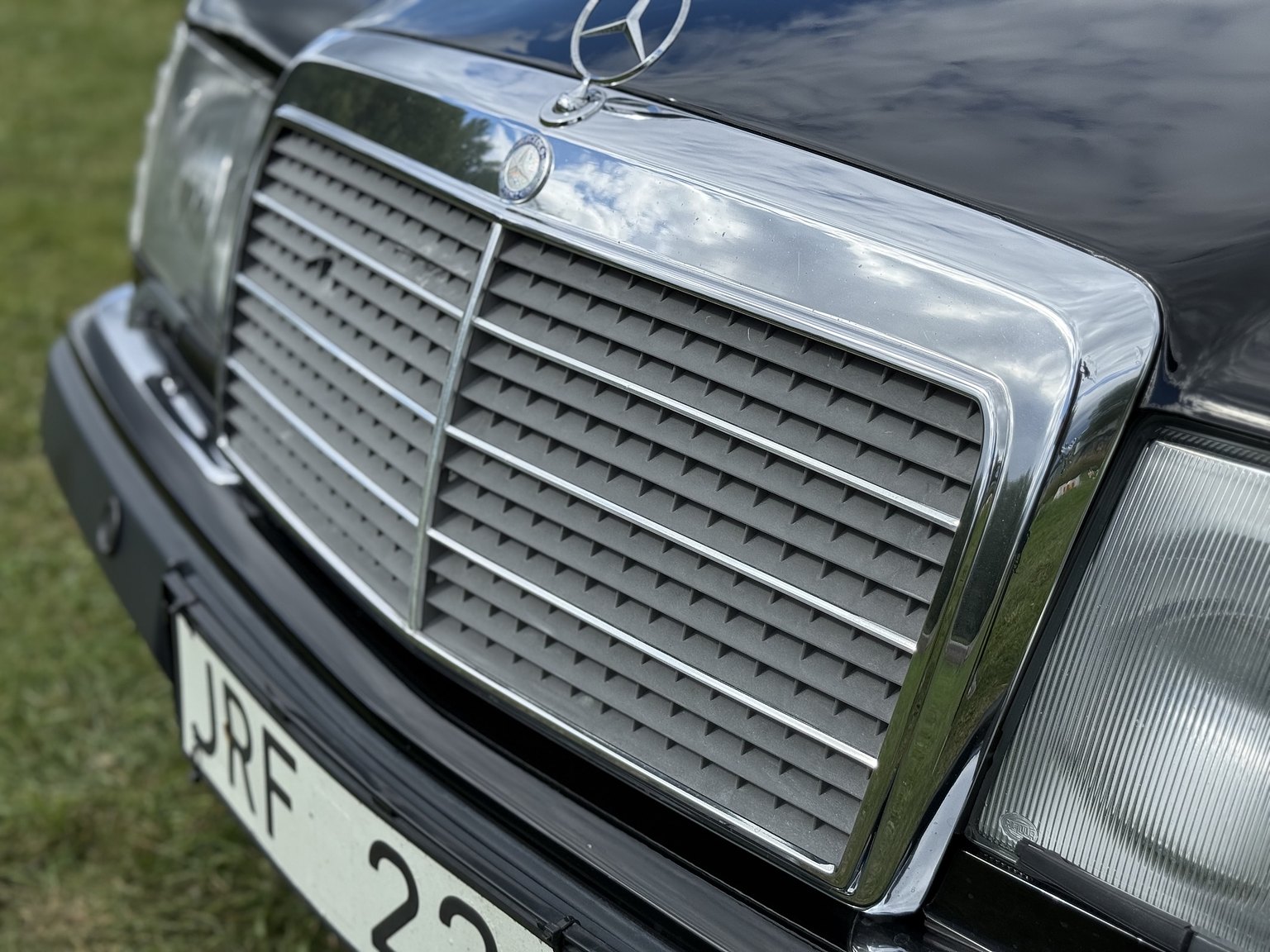 Exterior image of 1990 Mercedes-Benz 300CE-24