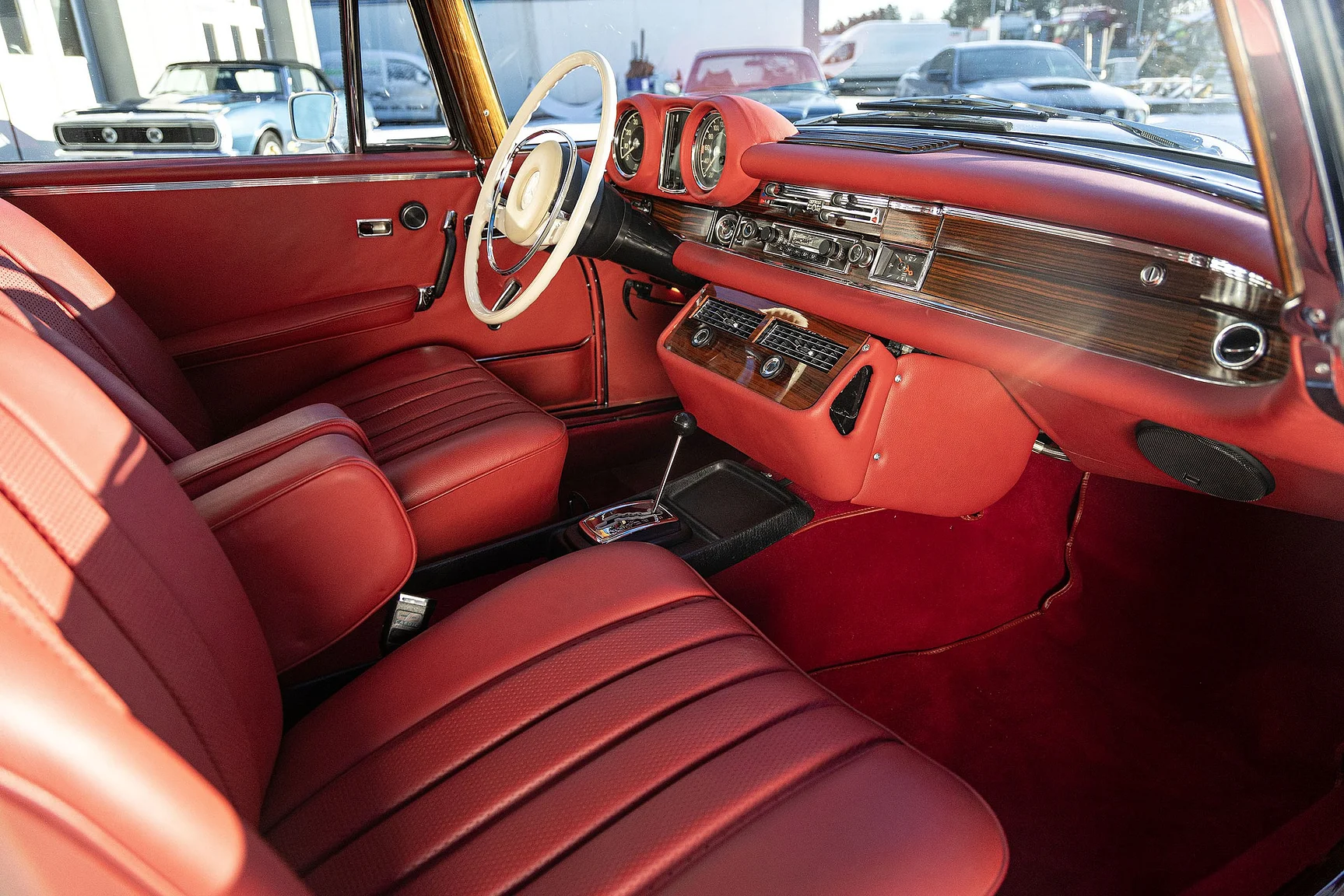 Innenraumfoto von 1970 Mercedes-Benz  280 SE 3.5 Coupé (14)