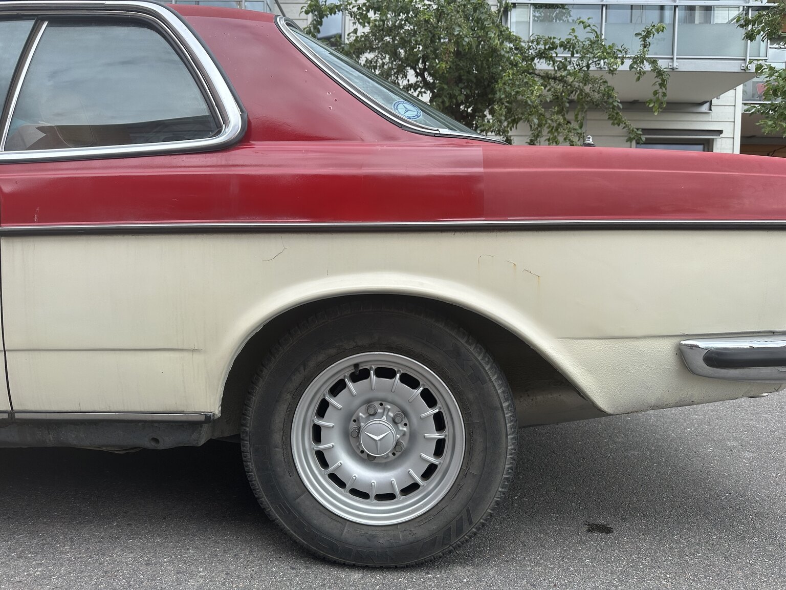 Exteriörbild på 1977 Mercedes-Benz 280 CE