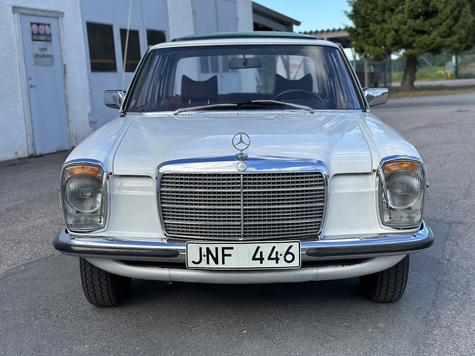 Aussenfoto 1975 Mercedes Benz 200
