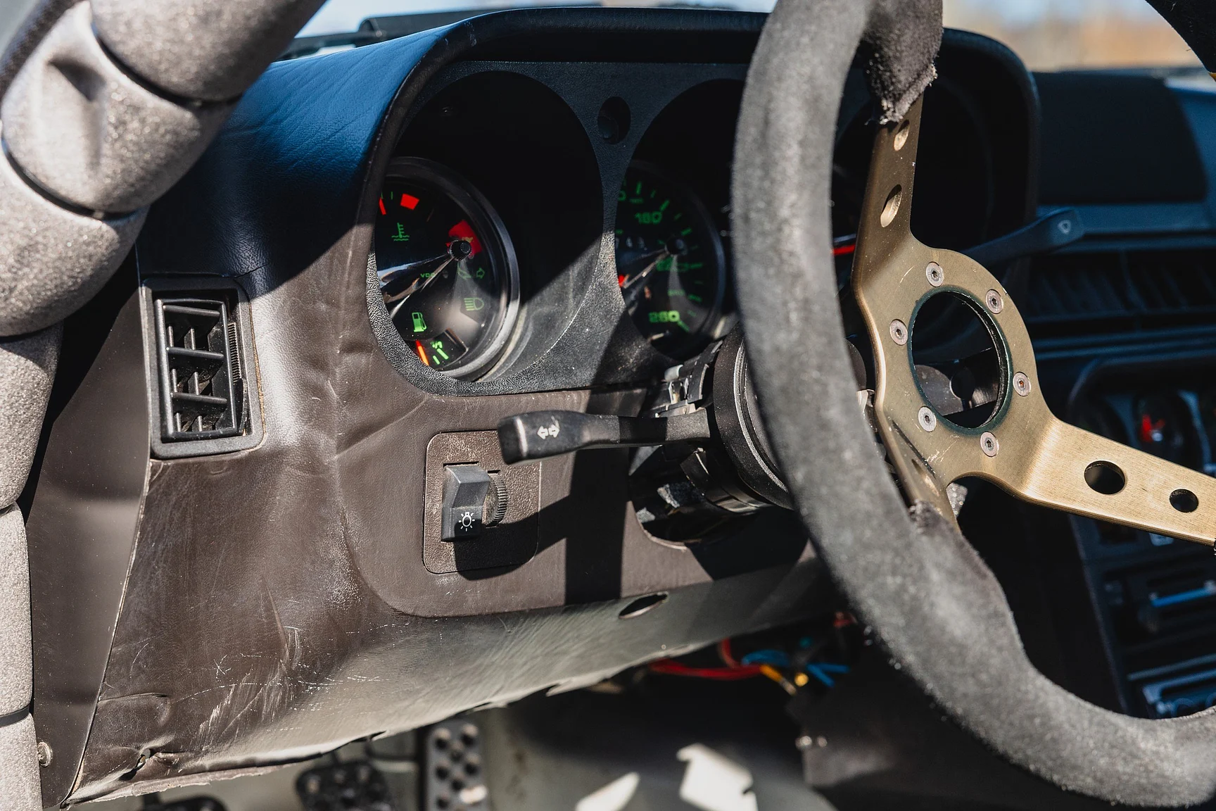 Innenraumfoto von 1982 Porsche 944 Trackday (3)
