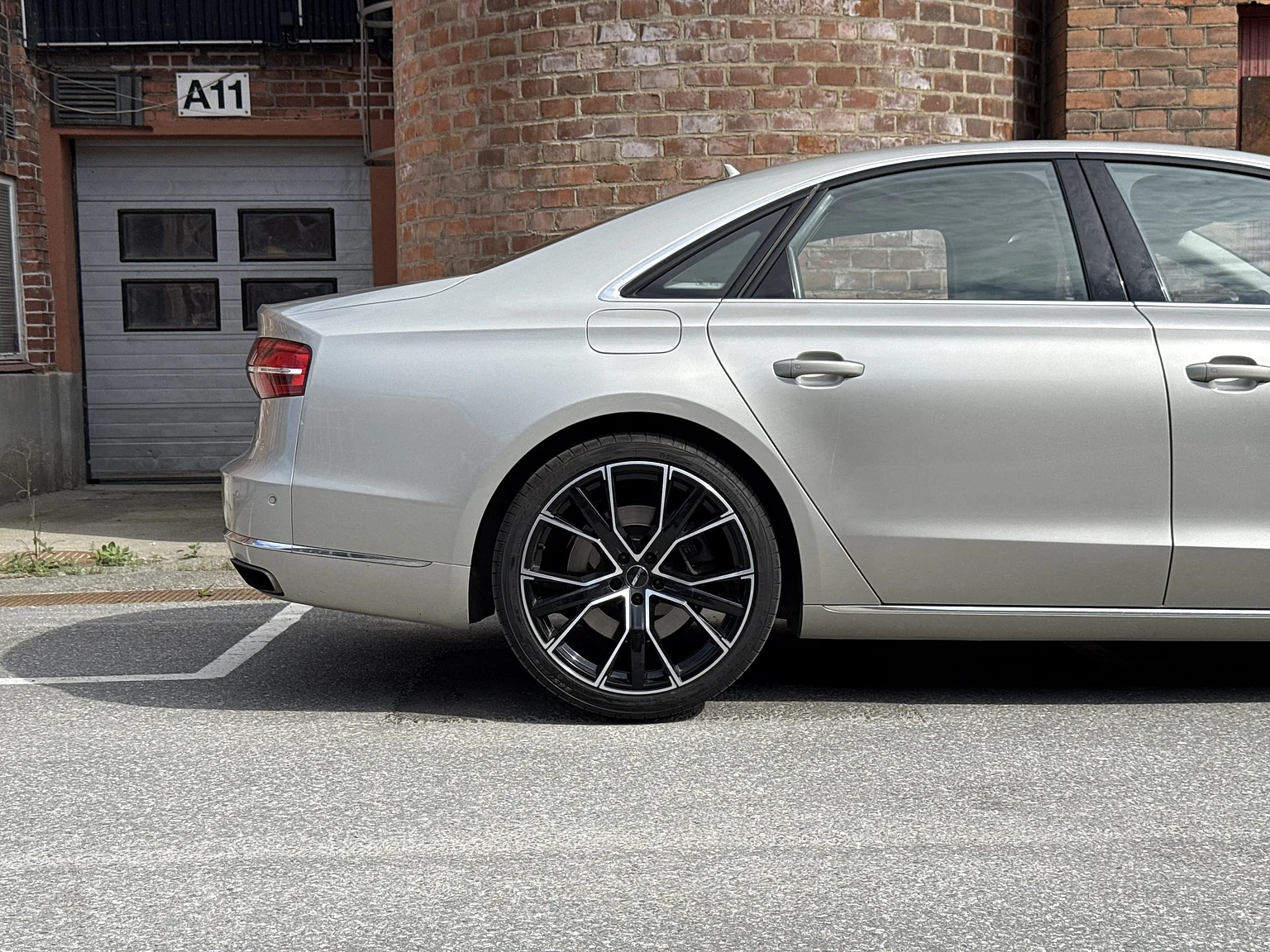 Exterior image of 2014 Audi A8 4.0 TFSI (70)