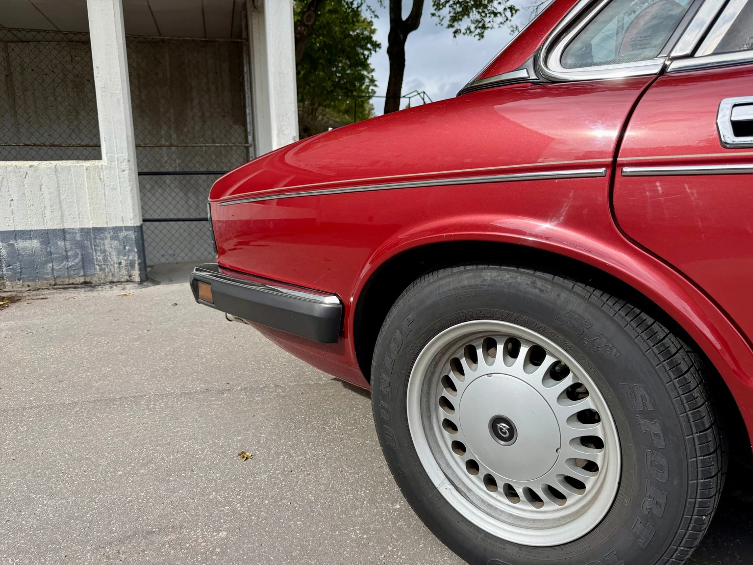 Exteriörbild på 1988 Daimler Six (31)