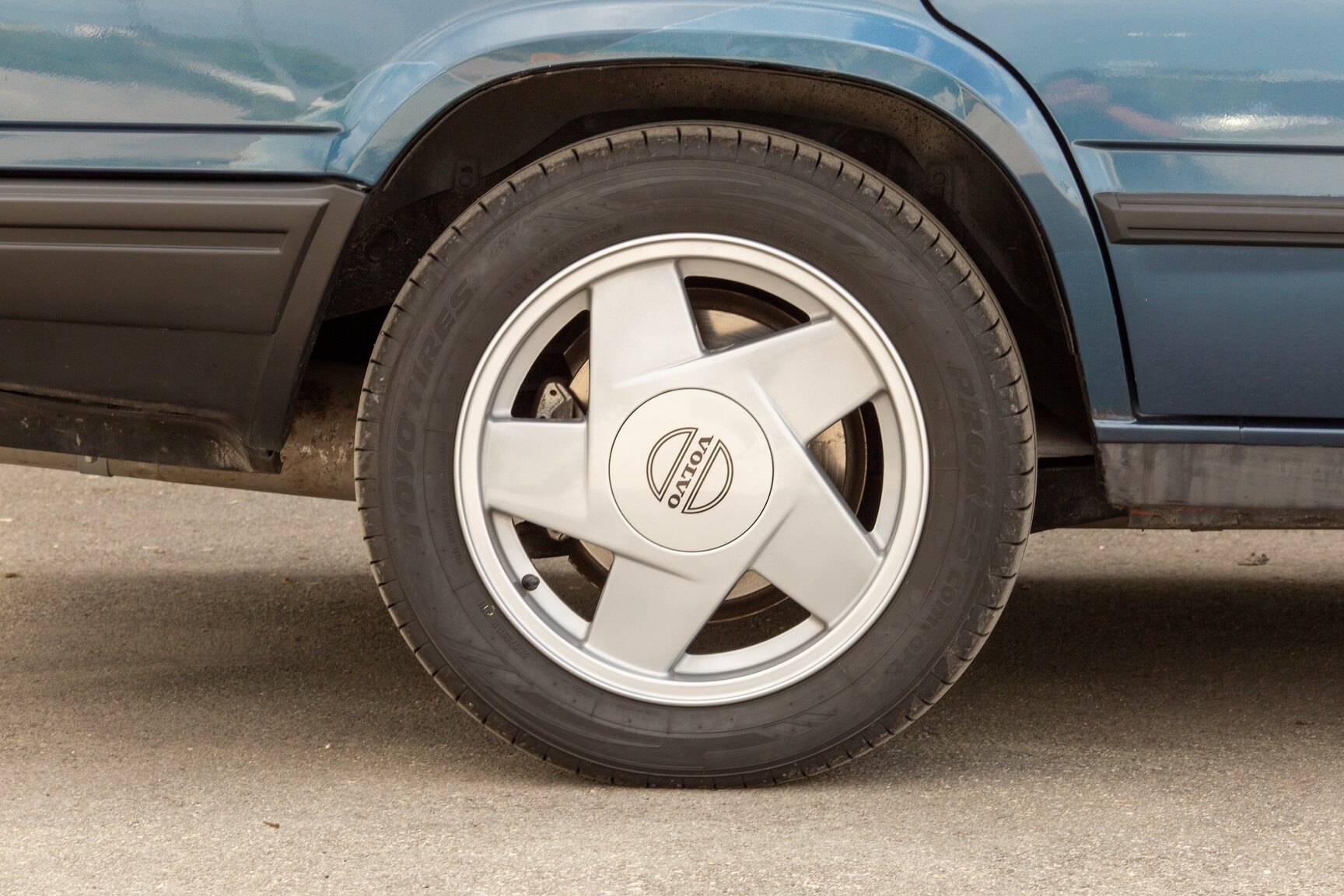 Exterior image of 1990 Volvo 745 Turbo (9)