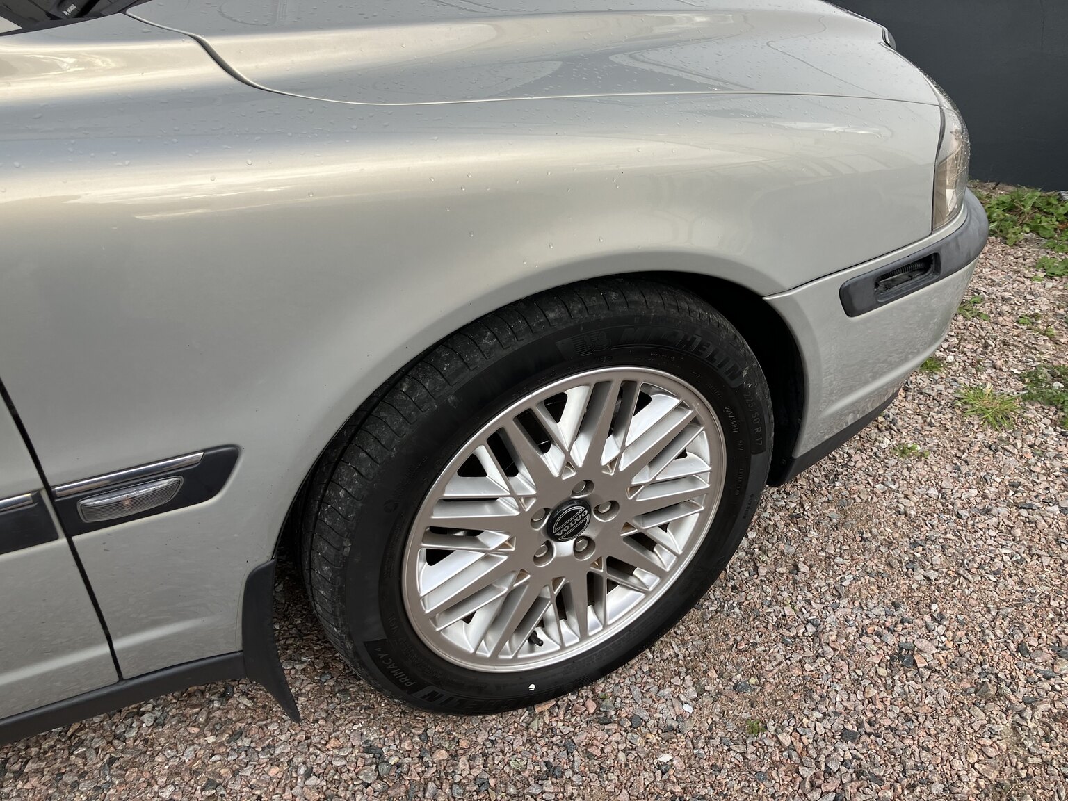 Exterior image of 1999 Volvo S80