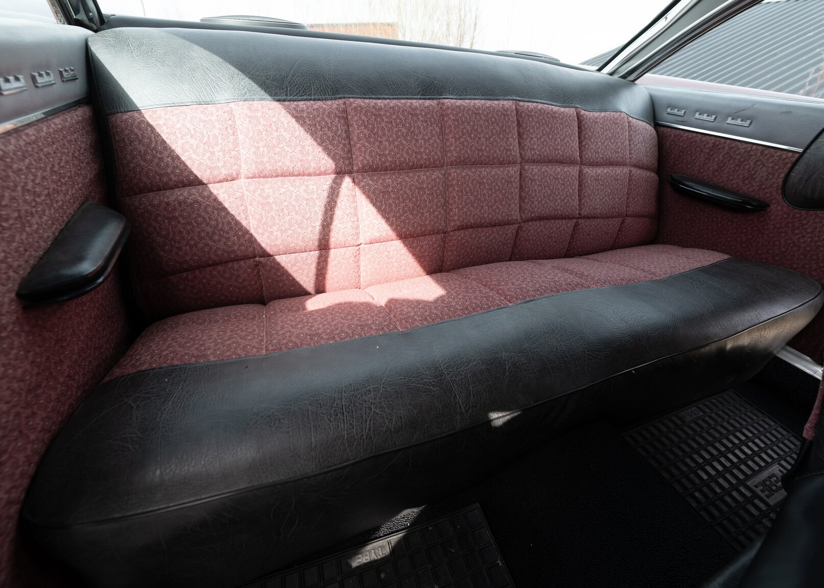 Interior image of 1961 Chrysler New Yorker Sedan (35)