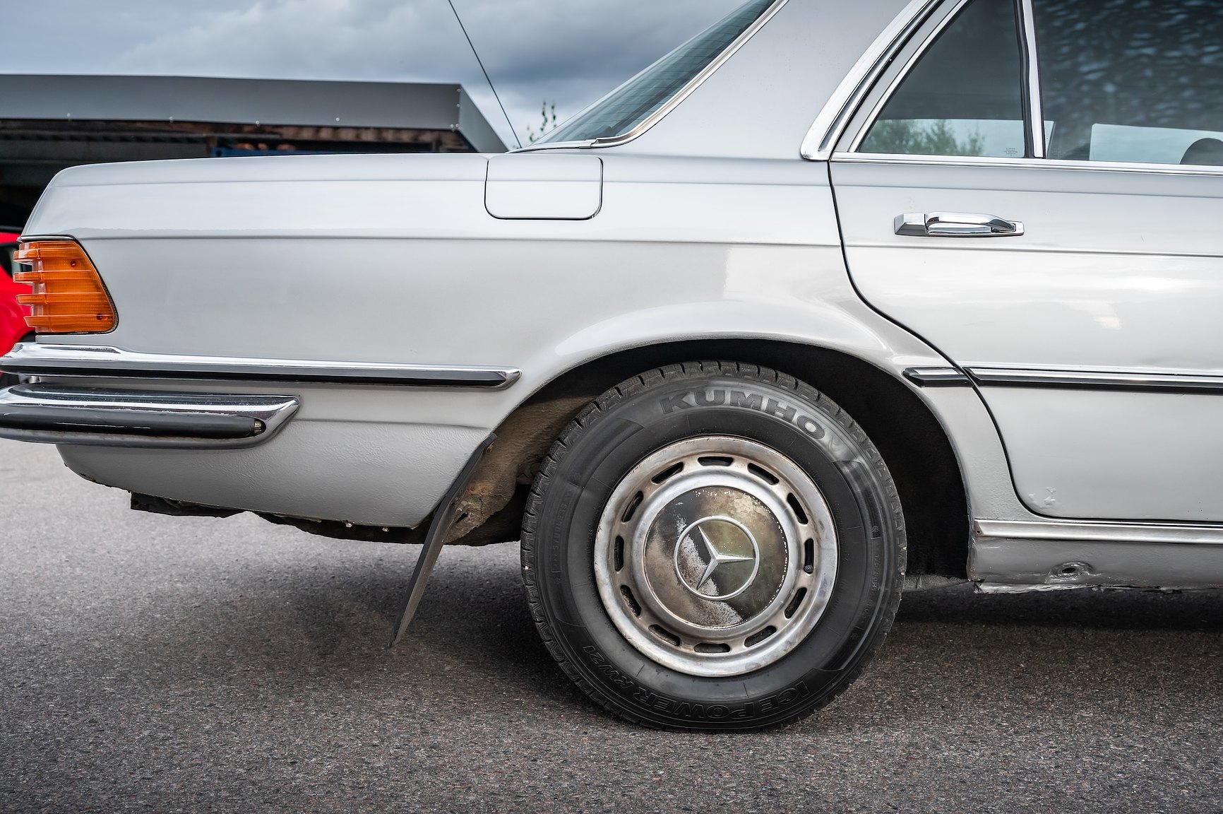 Exterior image of 1975 Mercedes-Benz 280 SE 