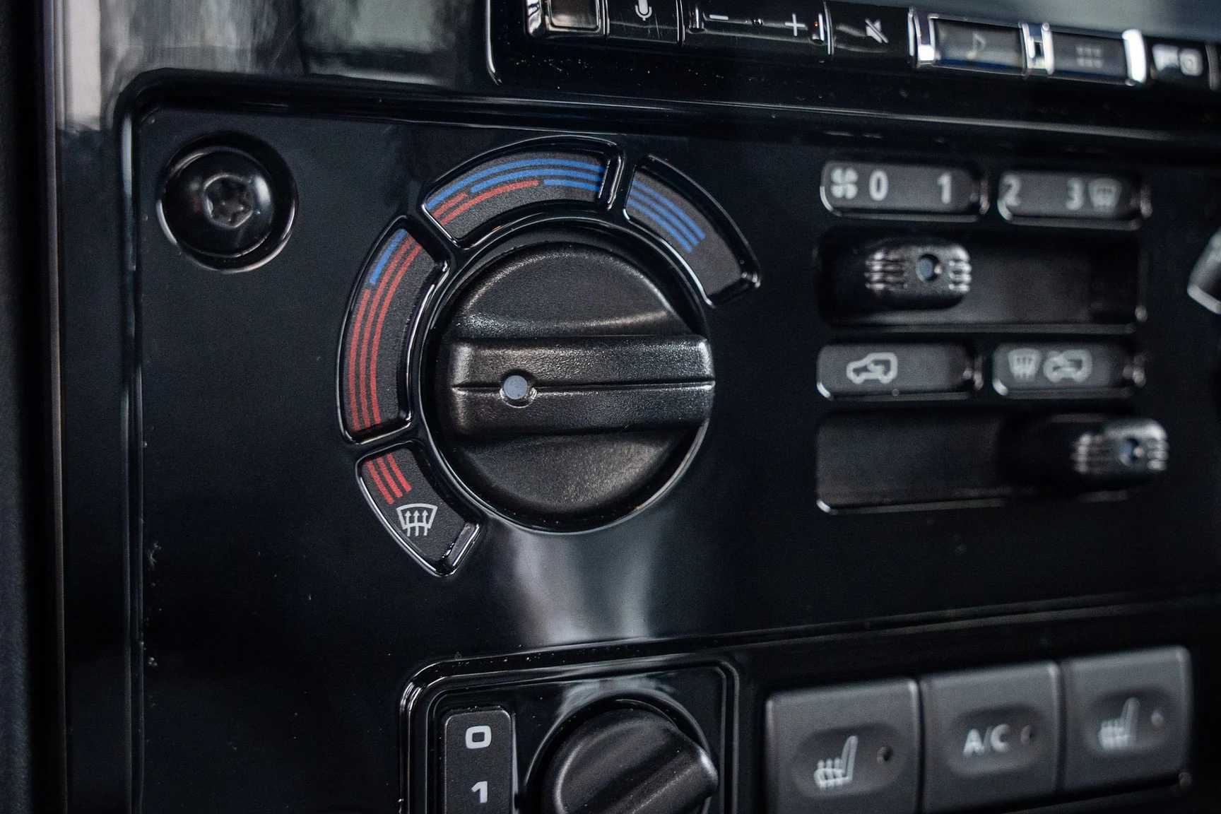 Innenraumfoto von 2015 Land Rover Defender 90 Special (16)