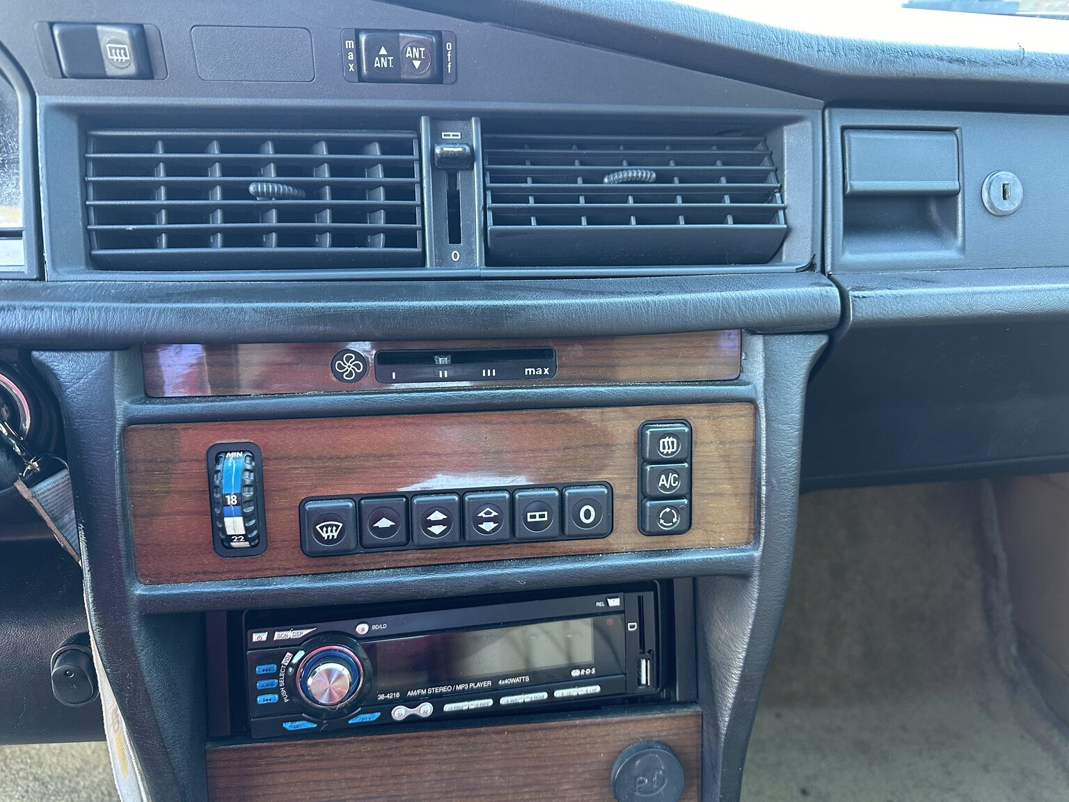 Innenraumfoto von 1988 Mercedes-Benz 190 E 2.3 (13)