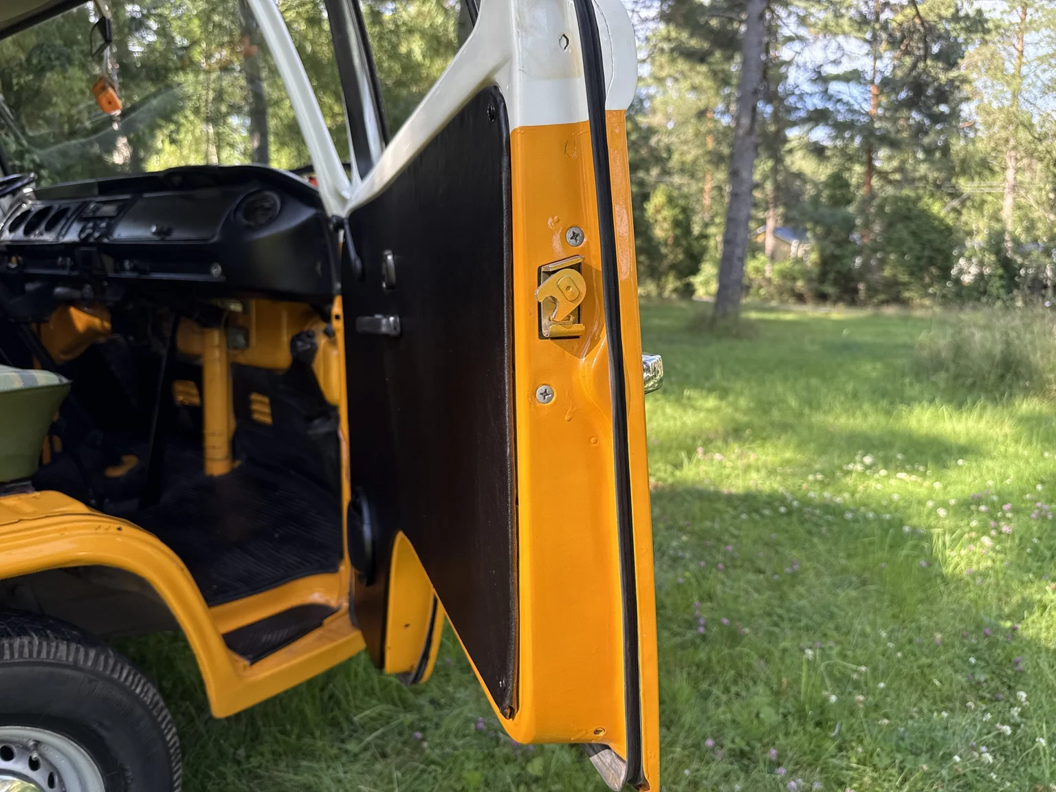 Innenraumfoto von 1975 Volkswagen Transporter Campervan (42)