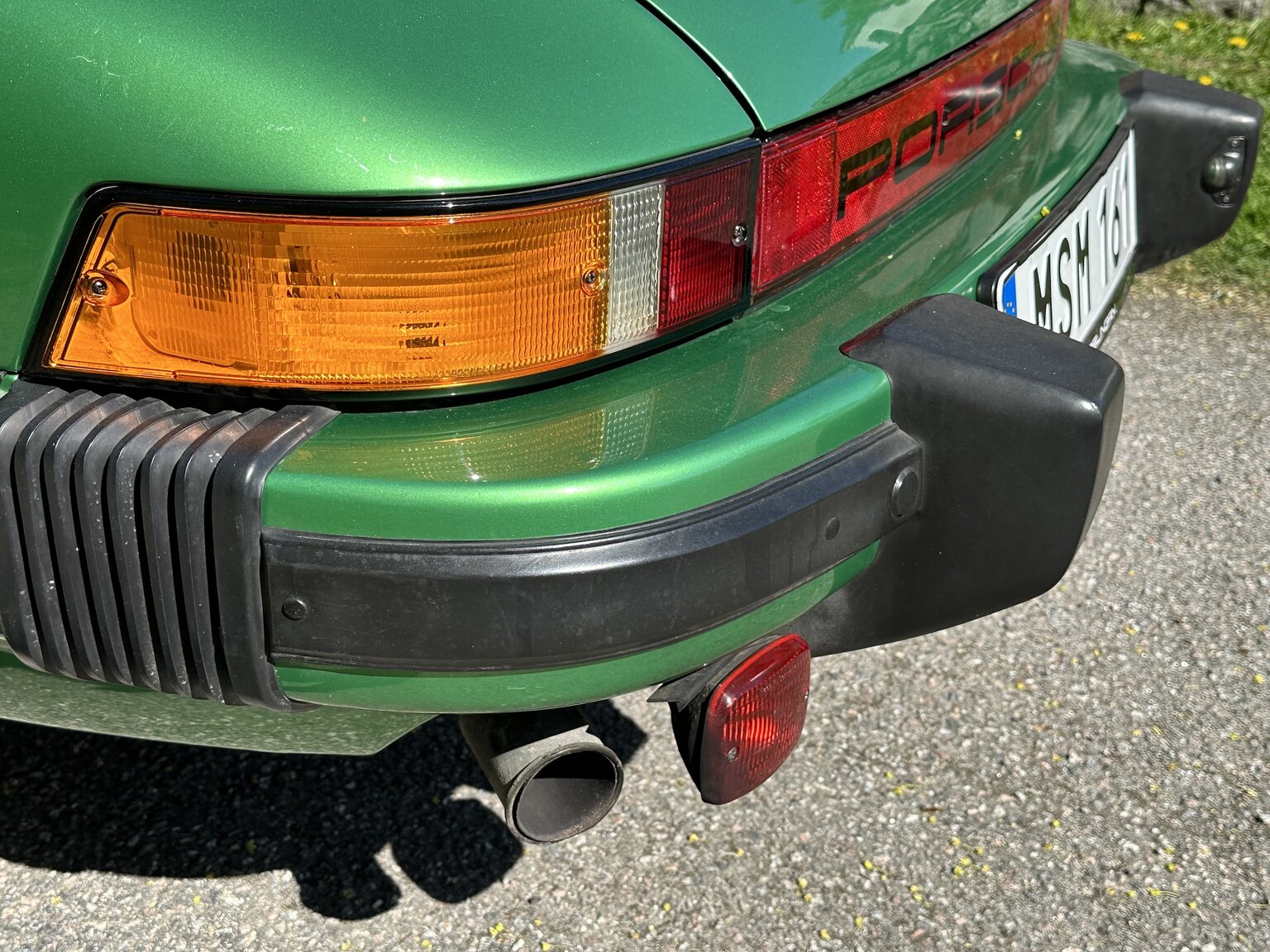 Exterior image of 1975 Porsche 911