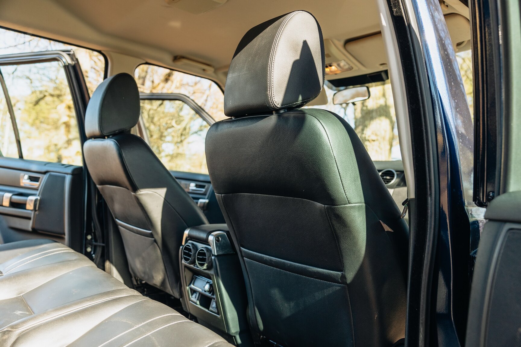 Interior image of 2015 Land Rover Discovery 3.0 TDV6