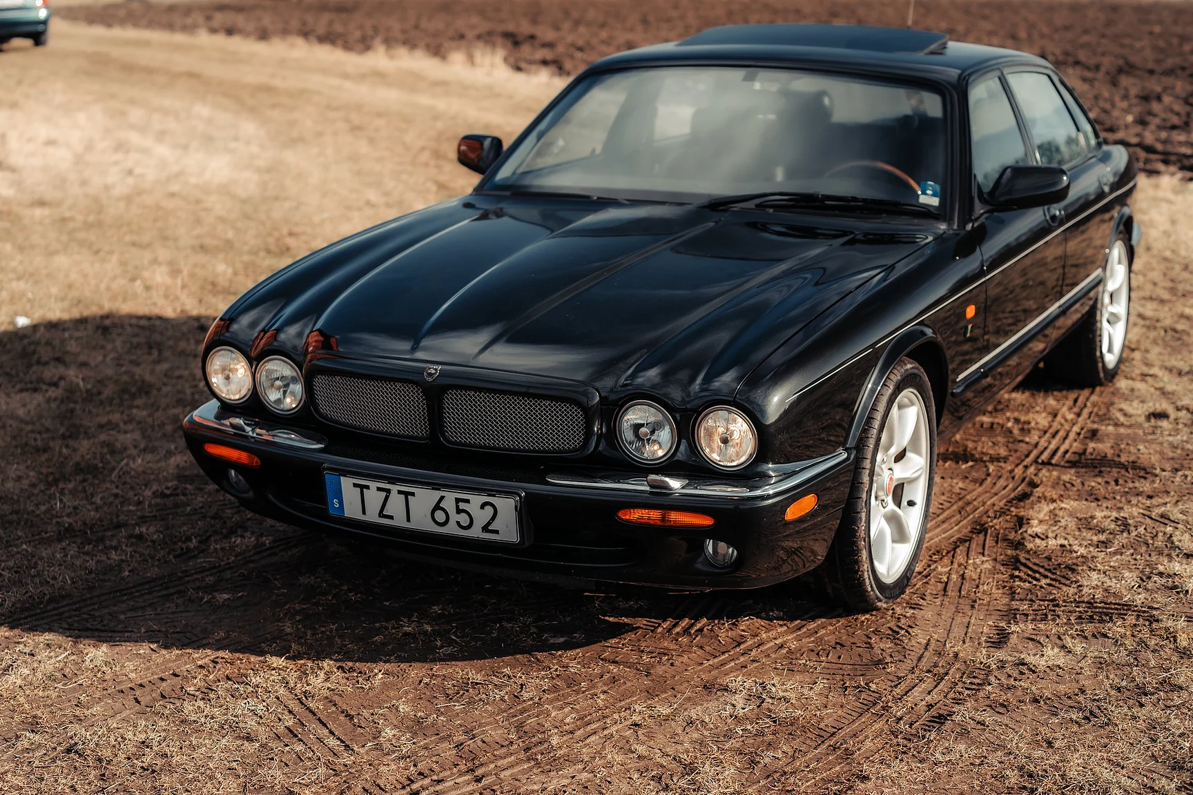 Exterior image of 1997 Jaguar XJR 4.0 Kompressor NO RESERVE (24)