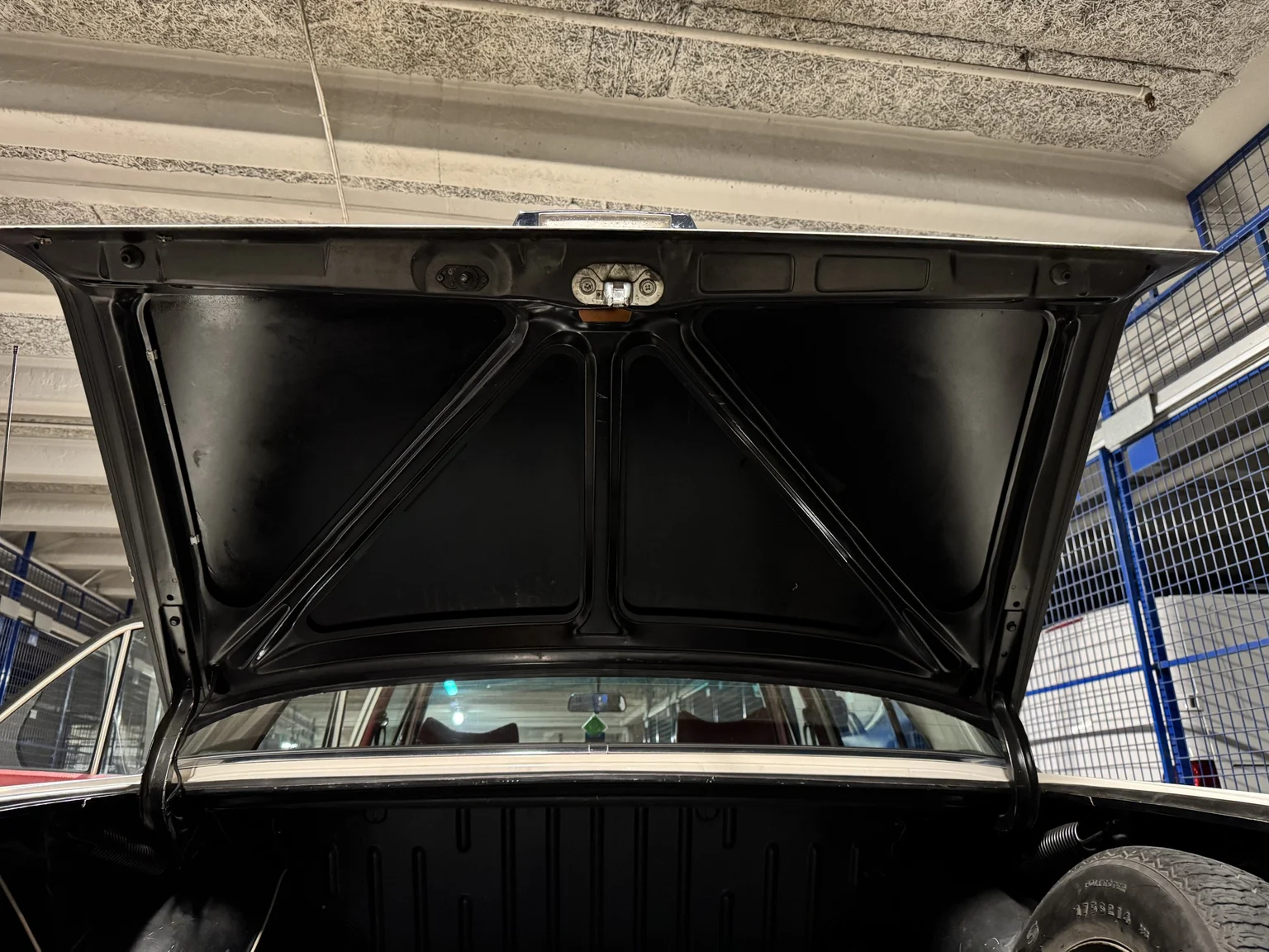 Interior image of 1972 Mercedes-Benz 200 (62)