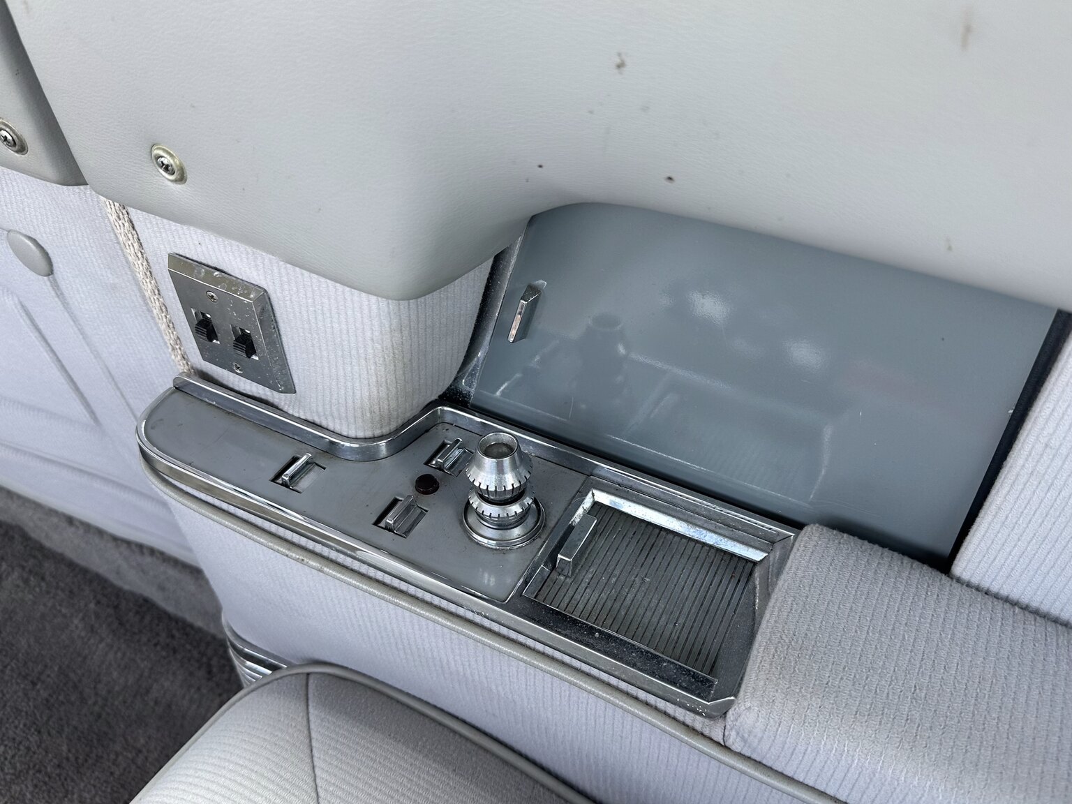 Innenraumfoto von 1964 Cadillac Fleetwood Seventy-Five Limousine (42)