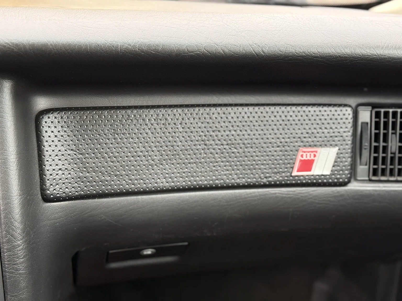 Interior image of 1991 Audi S2 Abt (16)