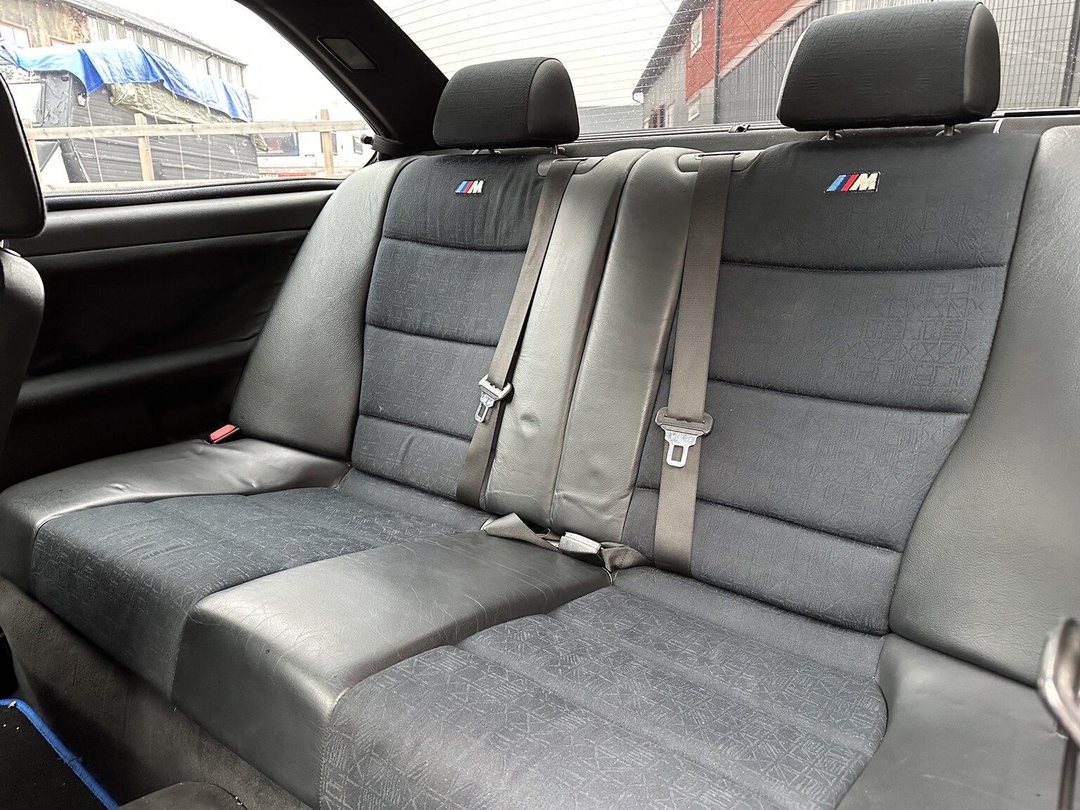 Innenraumfoto von 1996 BMW 328i Coupé E36 M-Sport (21)