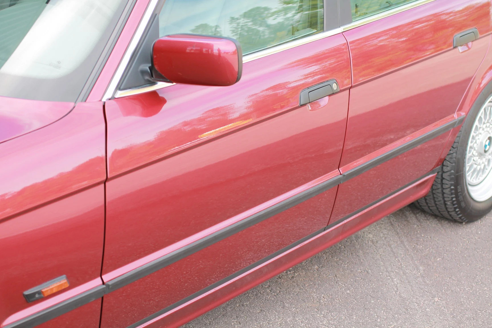 Exterior image of 1993 BMW 540i Sedan (138)