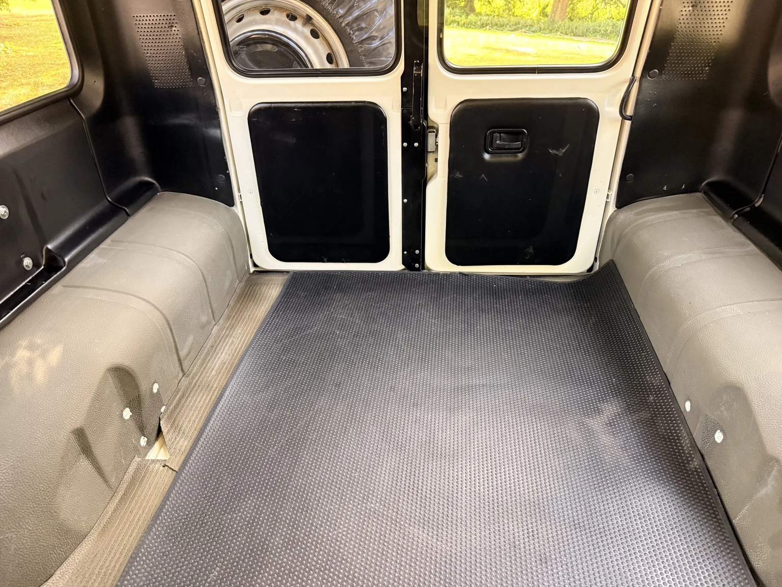 Innenraumfoto von 1981 Mercedes-Benz 240 GD (18)