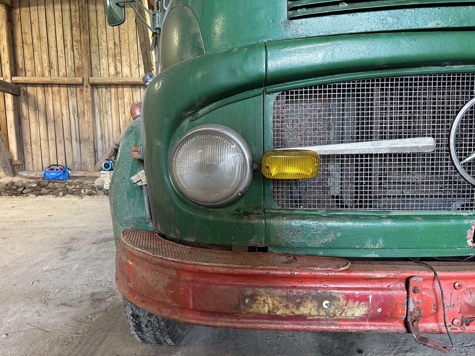 Exterior image of 1964 Mercedes-Benz L911
