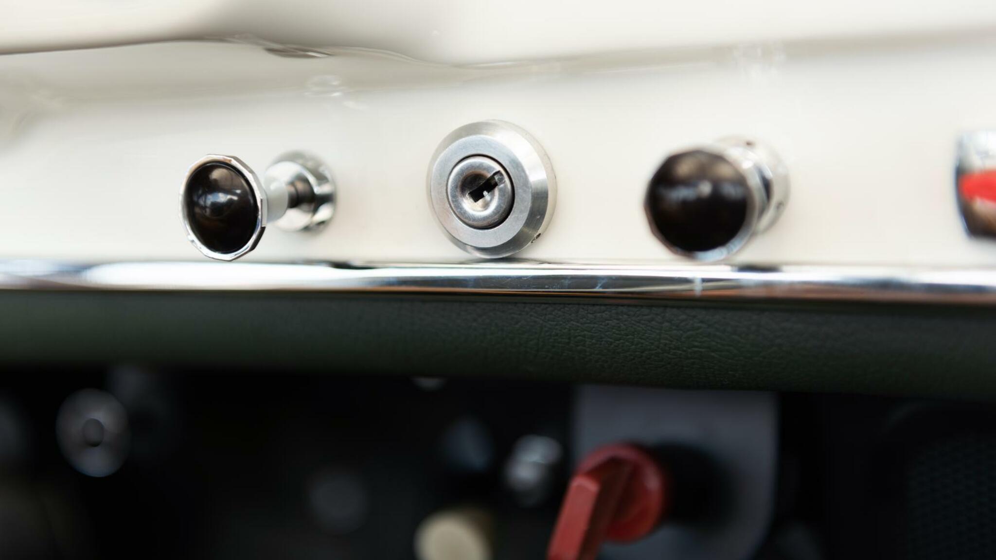 Innenraumfoto von 1956 Mercedes Benz 190 SL Roadster (39)