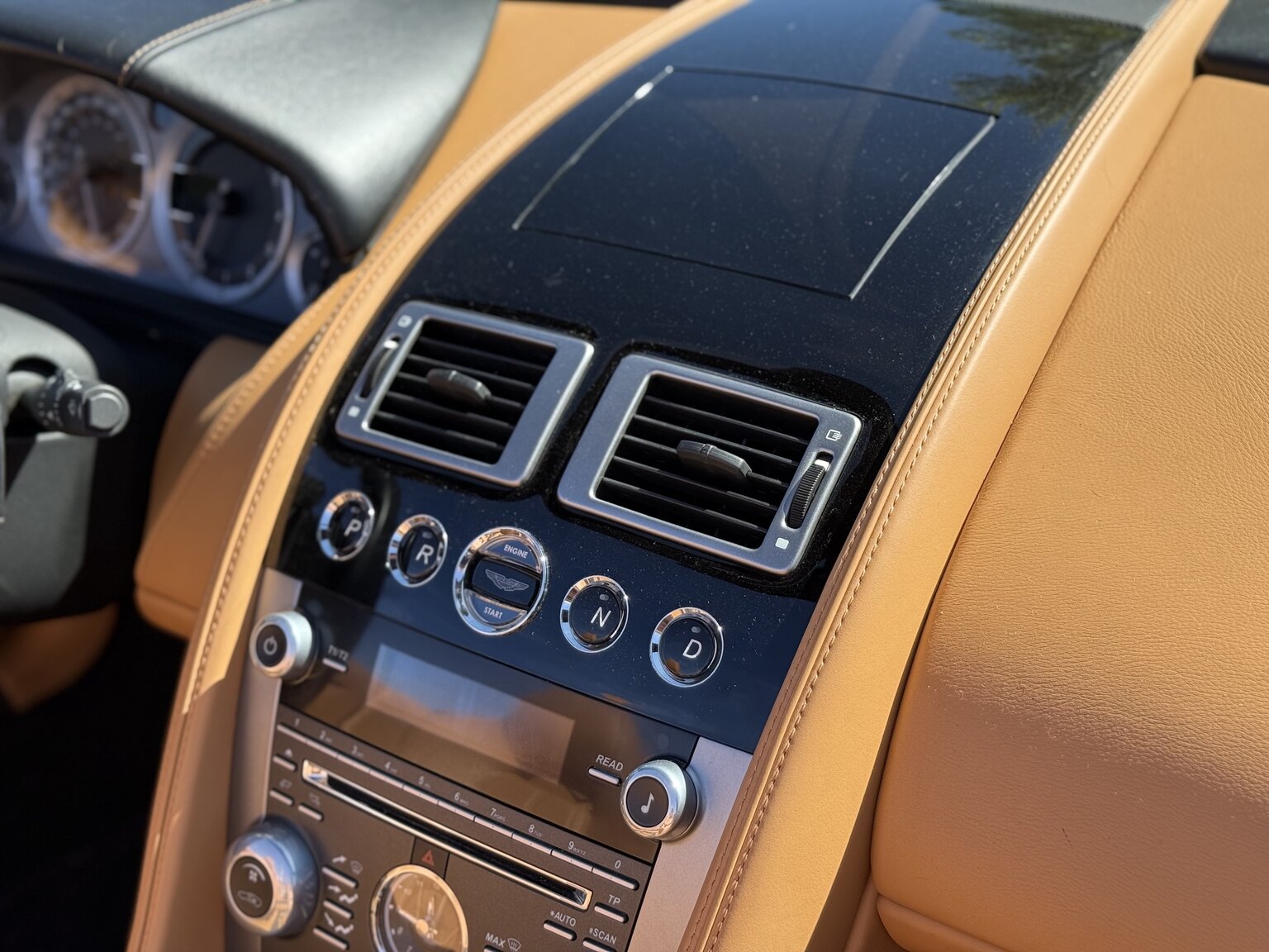 Innenraumfoto von 2015 Aston Martin DB9 Volante