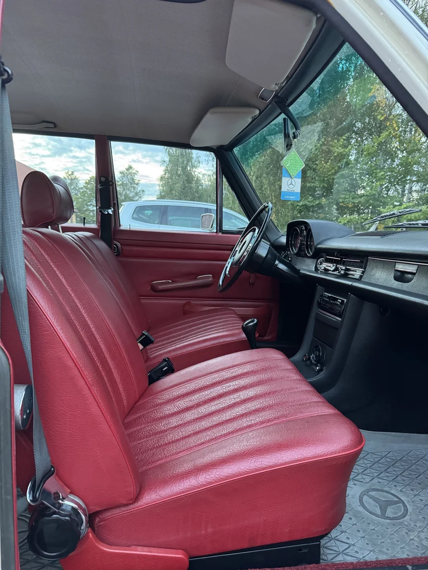 Interiörbild 1972 Mercedes-Benz 200 (50)