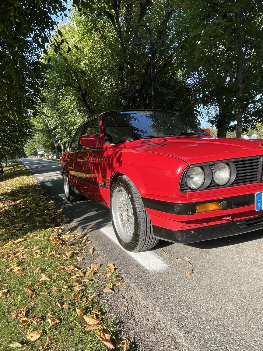 Exterior image of 1987 BMW 320i