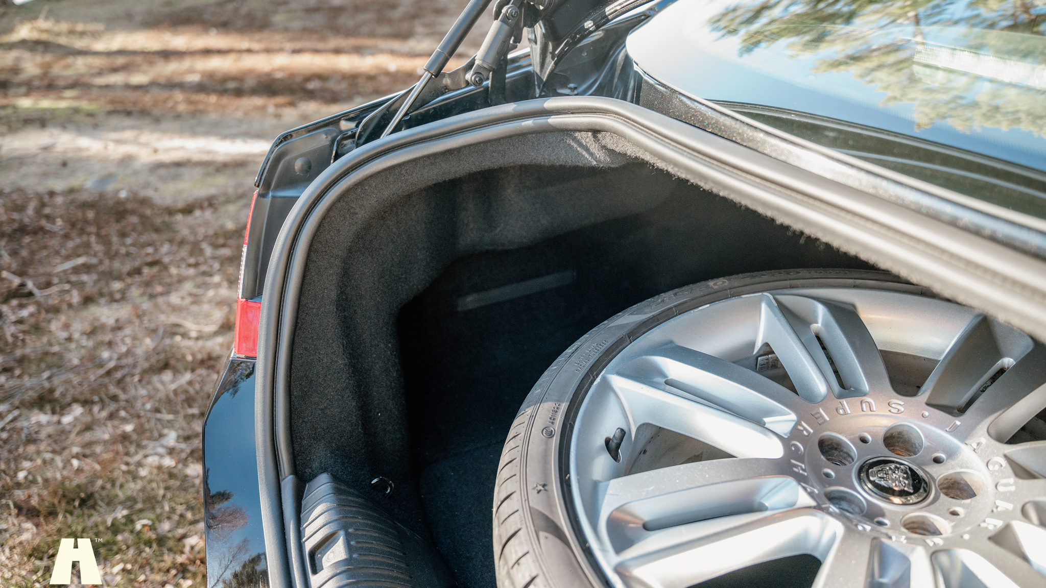 Interior image of 2010 Jaguar XFR (34)