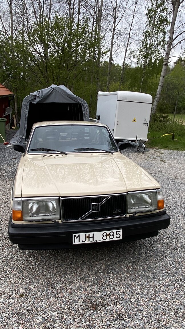 Exterior image of 1987 Volvo 244