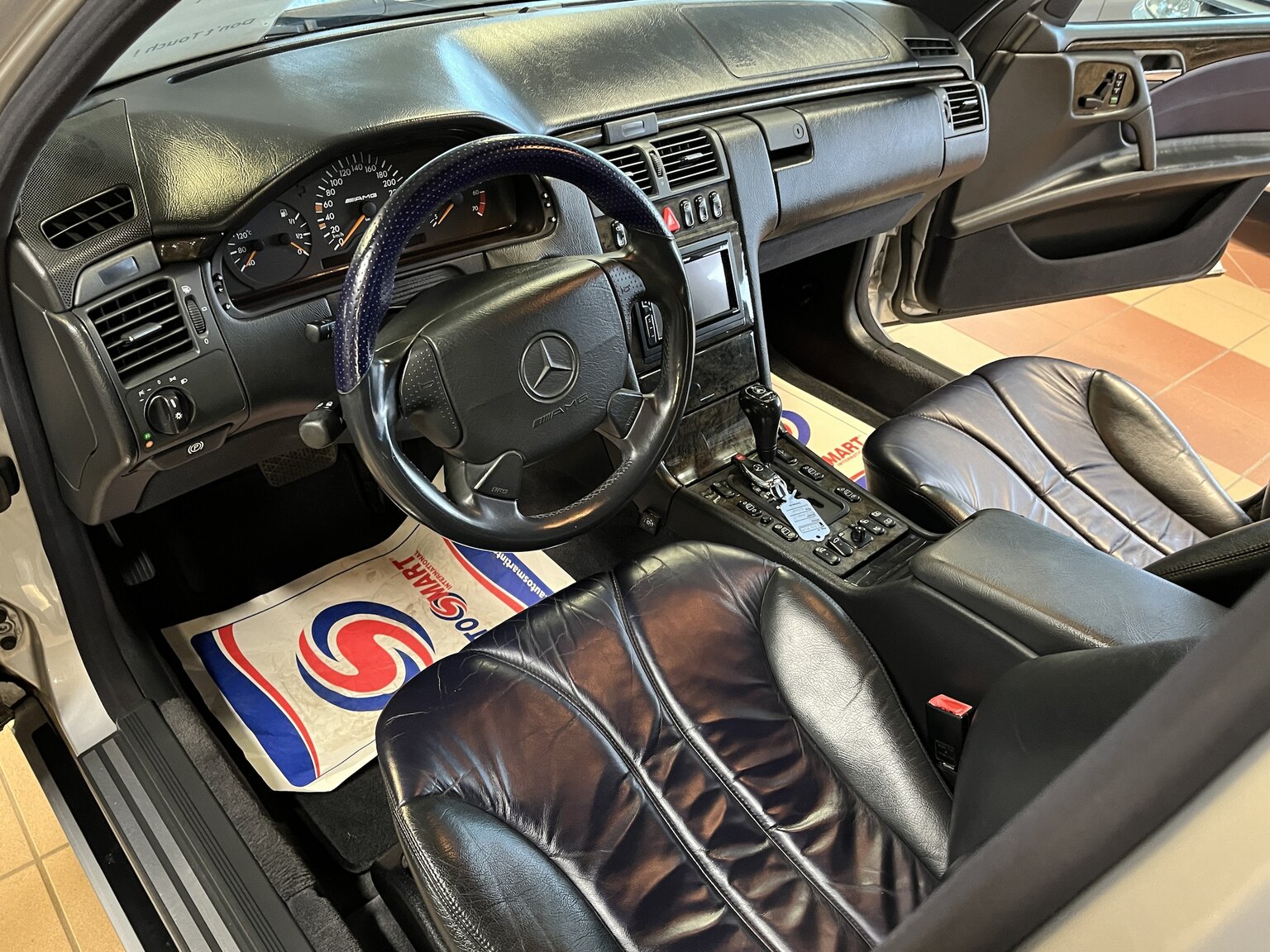 Innenraumfoto von 1998 Mercedes-Benz E55 AMG