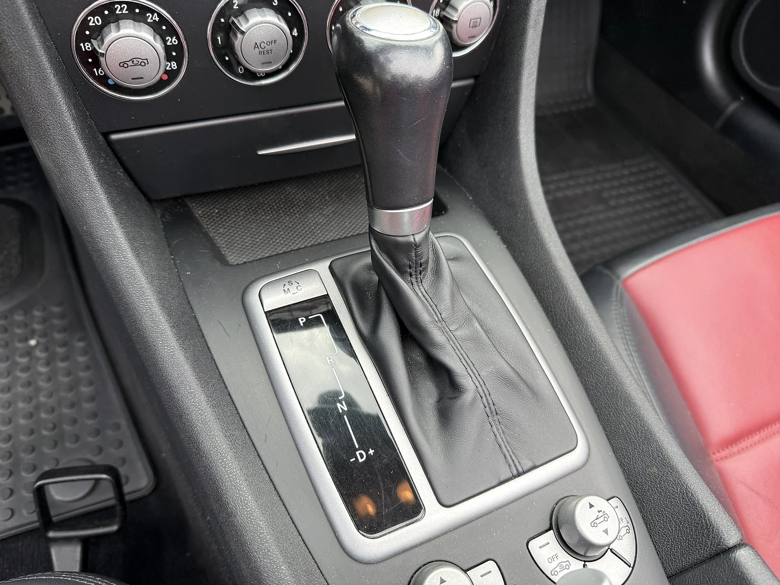 Innenraumfoto von 2005 Mercedes-Benz SLK 55 (29)
