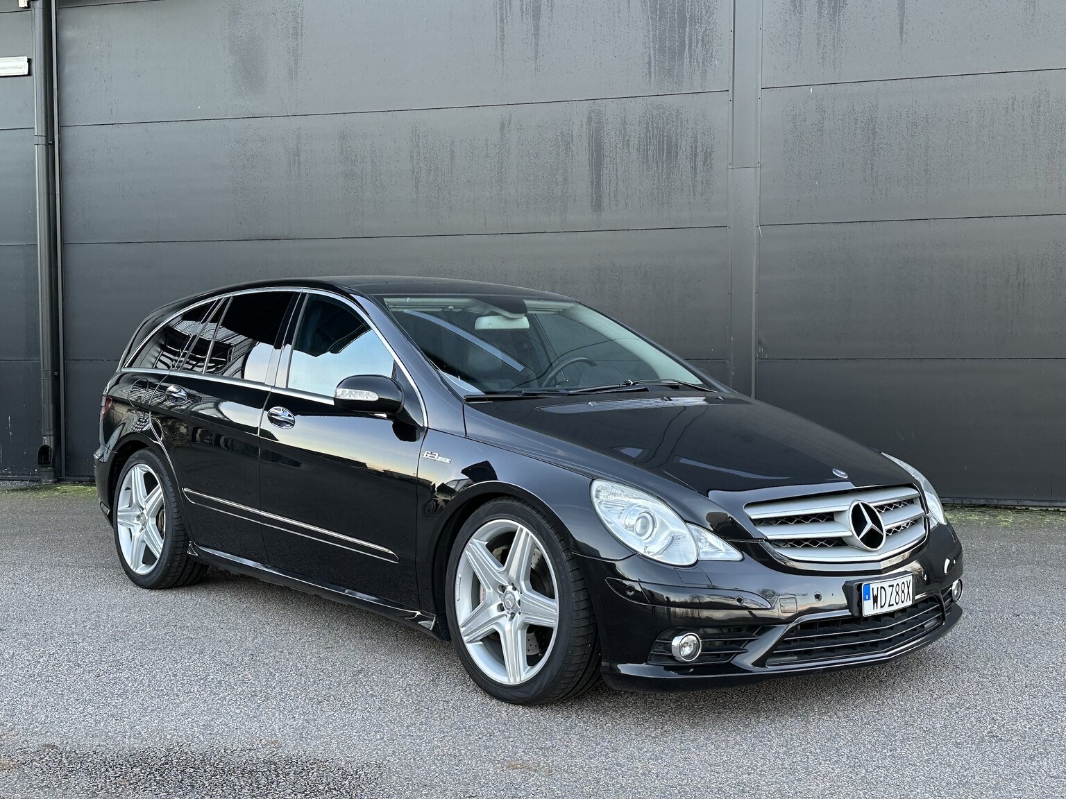 Exterior image of 2007 Mercedes-Benz R63 AMG