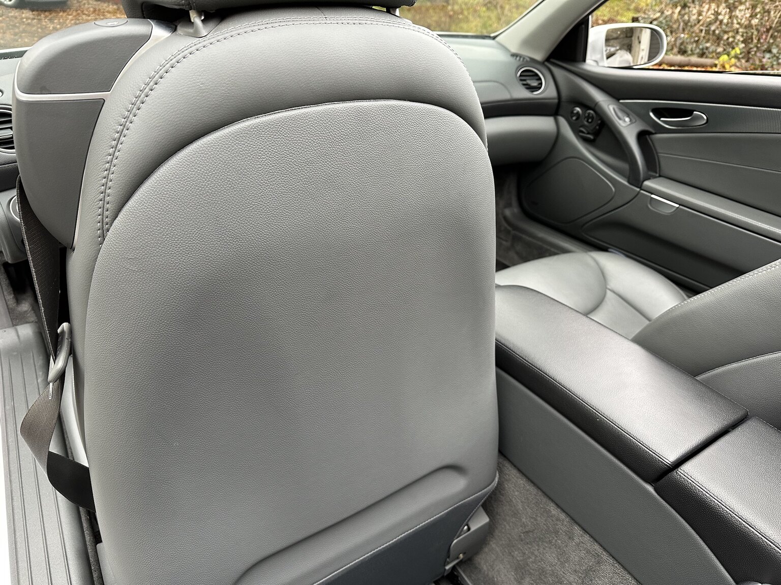 Interior image of 2005 Mercedes-Benz SL 350