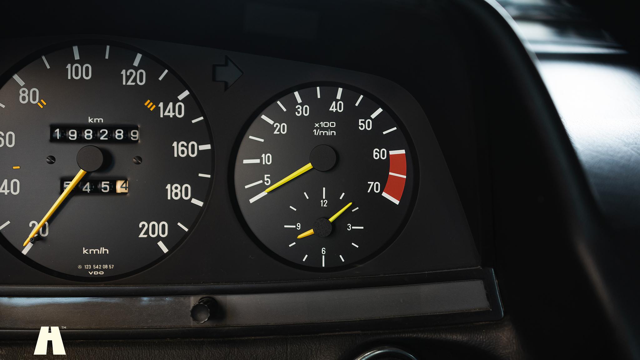 Innenraumfoto von 1985 Mercedes-Benz 200 Series 3  (19)