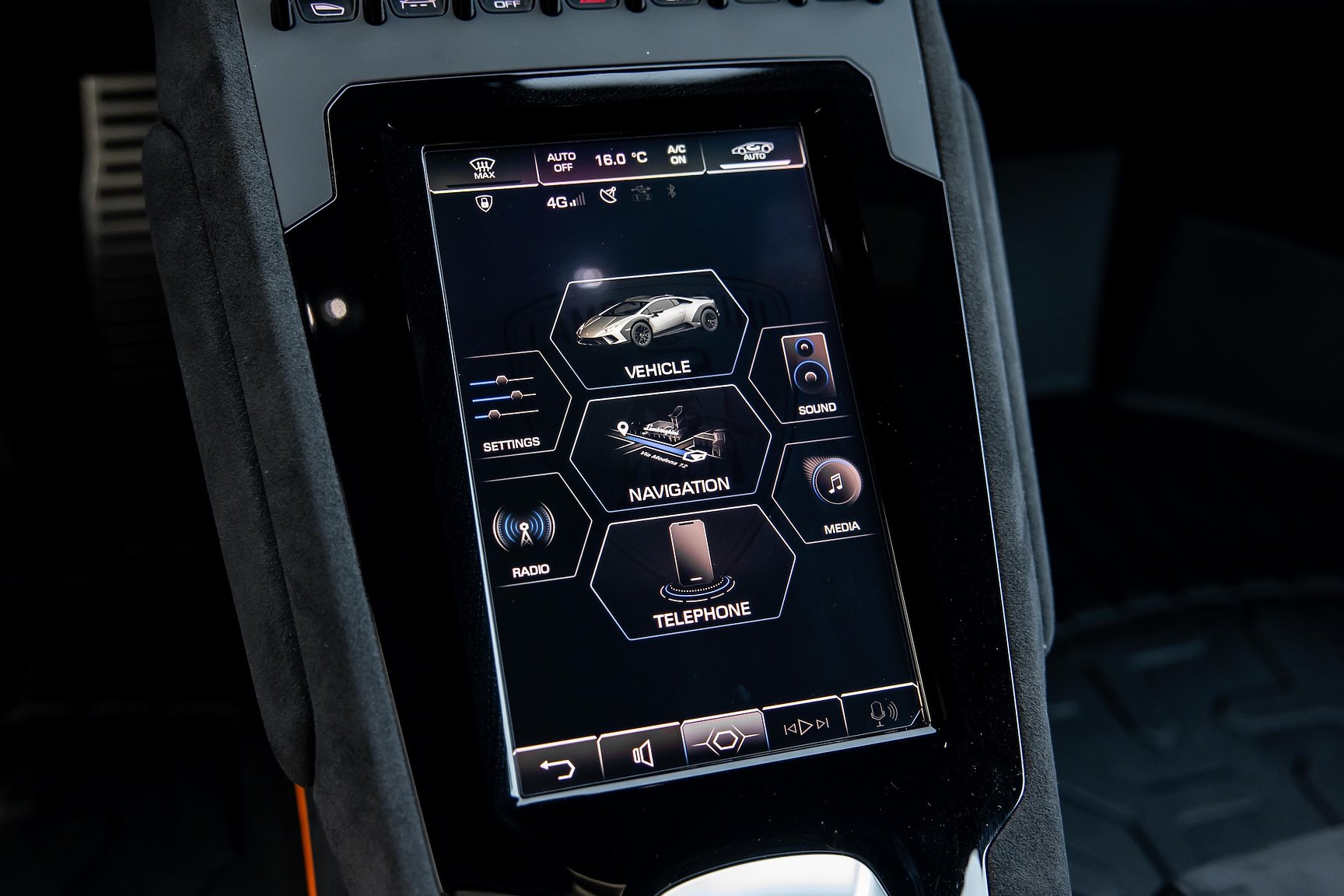 Innenraumfoto von 2023 Lamborghini Huracan Sterrato