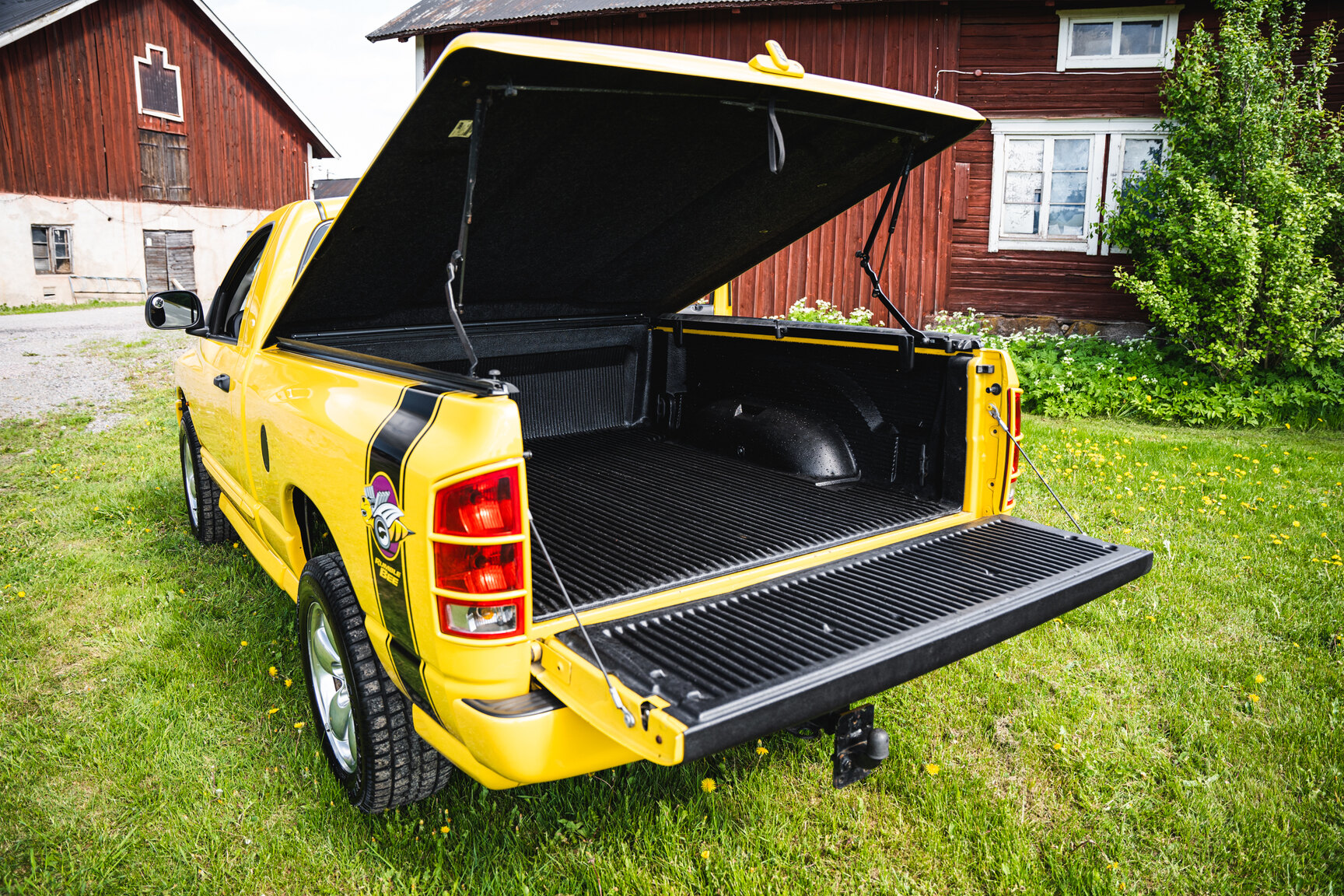 Exteriörbild på 2005 Dodge Ram 1500 Bumble Bee