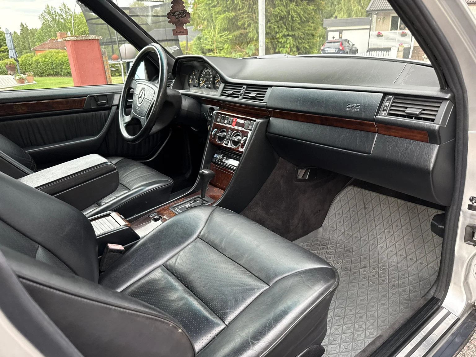 Interior image of 1994 Mercedes-Benz E 320 T (69)