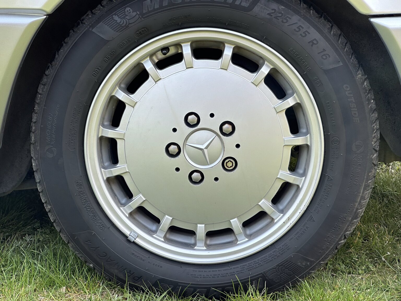 Exterior image of 1992 Mercedes-Benz SL 500