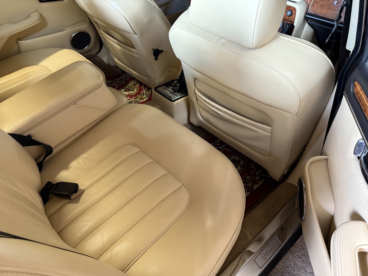 Innenraumfoto von 1990 Jaguar Daimler Double six