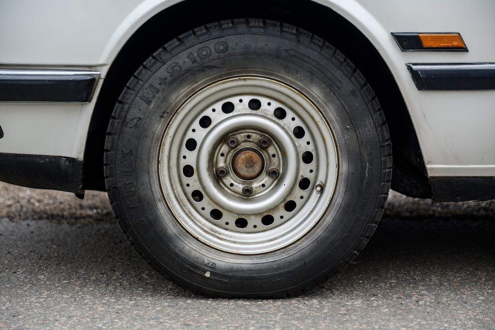 Exterior image of 1986 BMW 520i