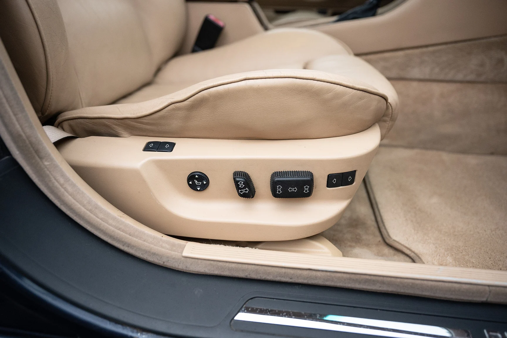 Interior image of 1996 BMW 740 iA - NO RESERVE (52)