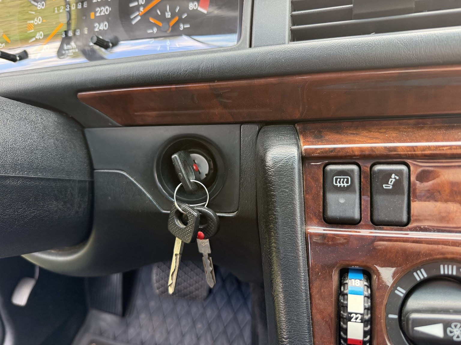 Interior image of 1990 Mercedes-Benz 300CE-24