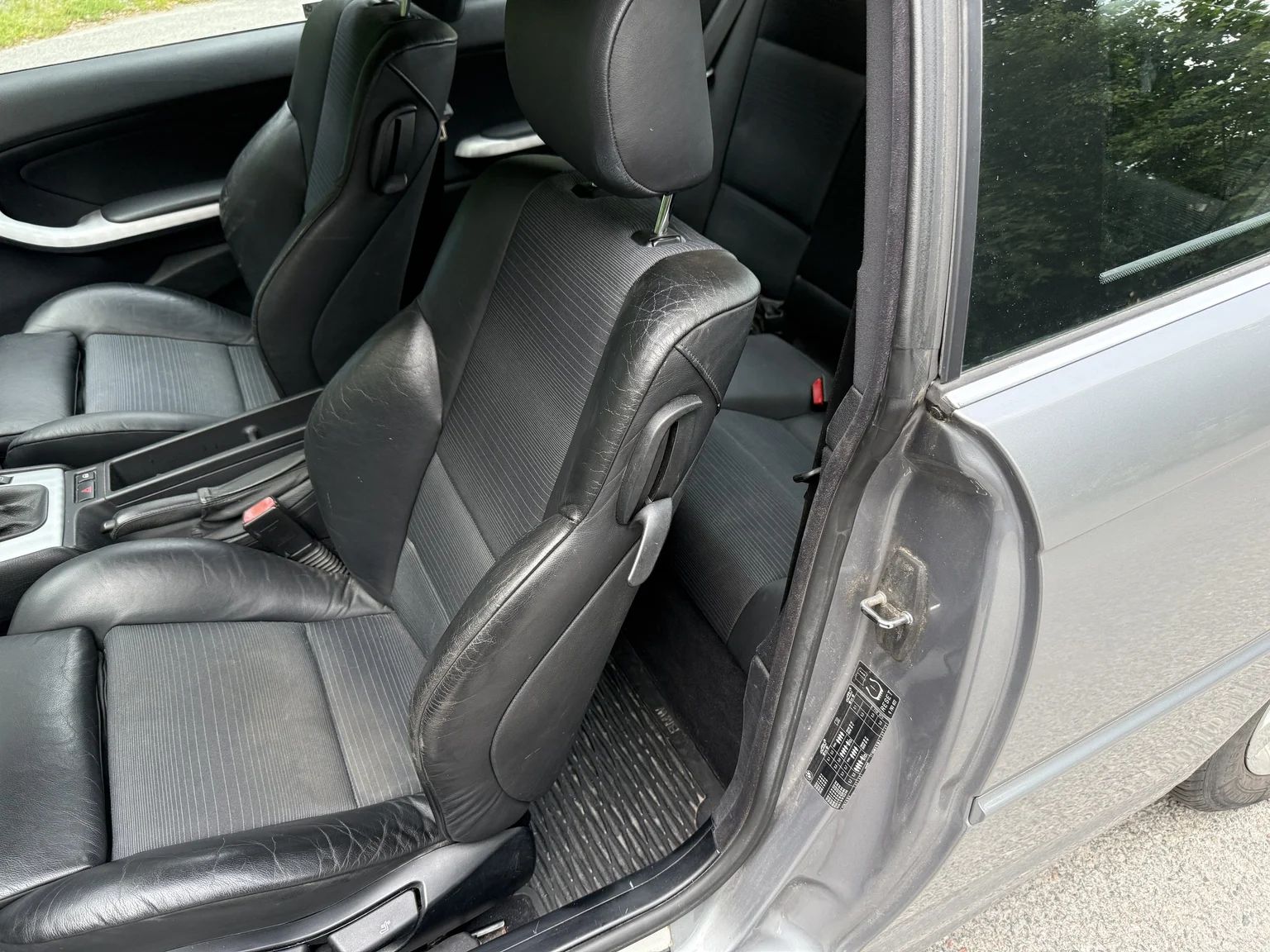 Interior image of 2005 BMW 320Ci (26)