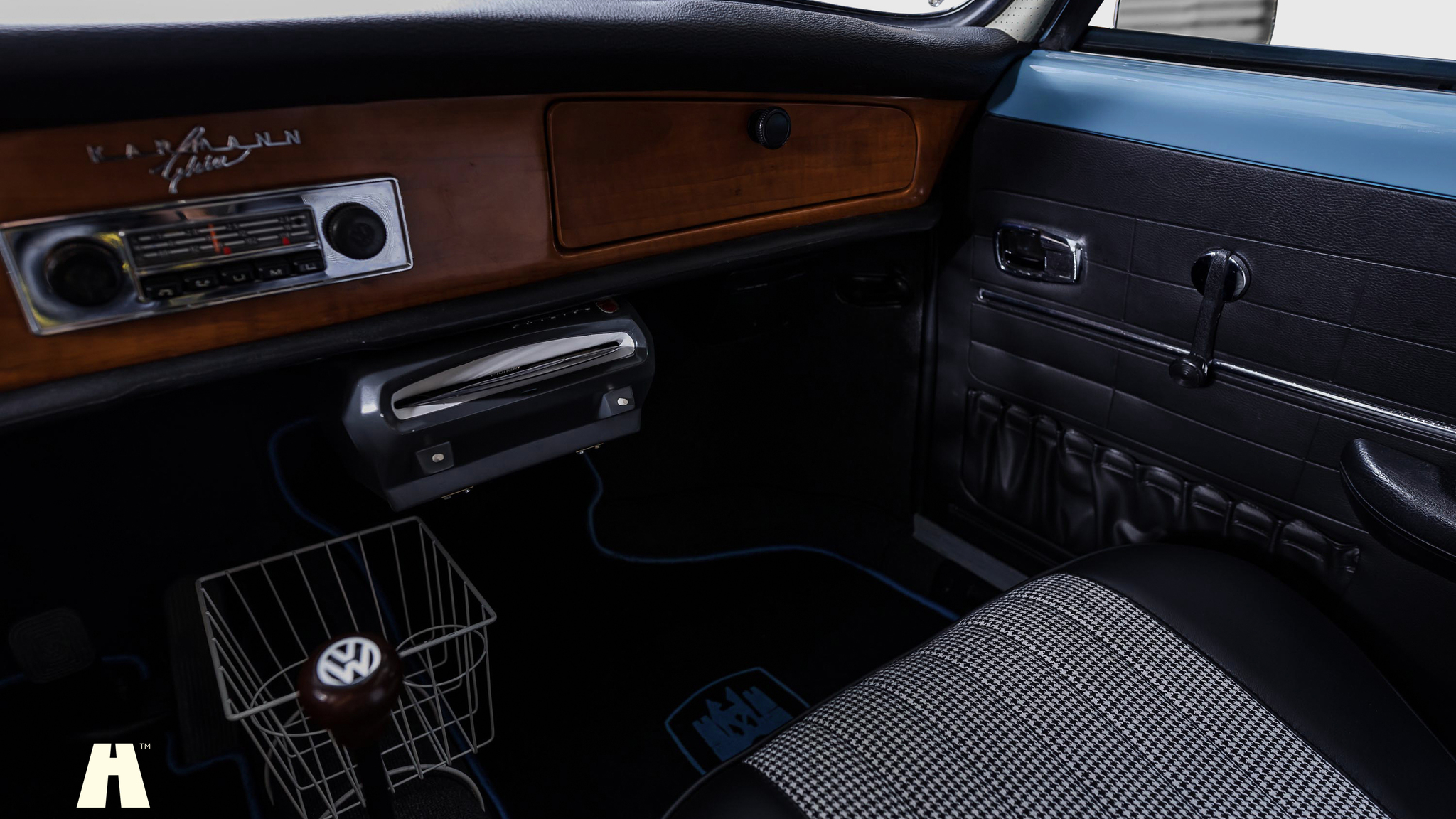 Interior image of 1969 Volkswagen Karmann Ghia (6)