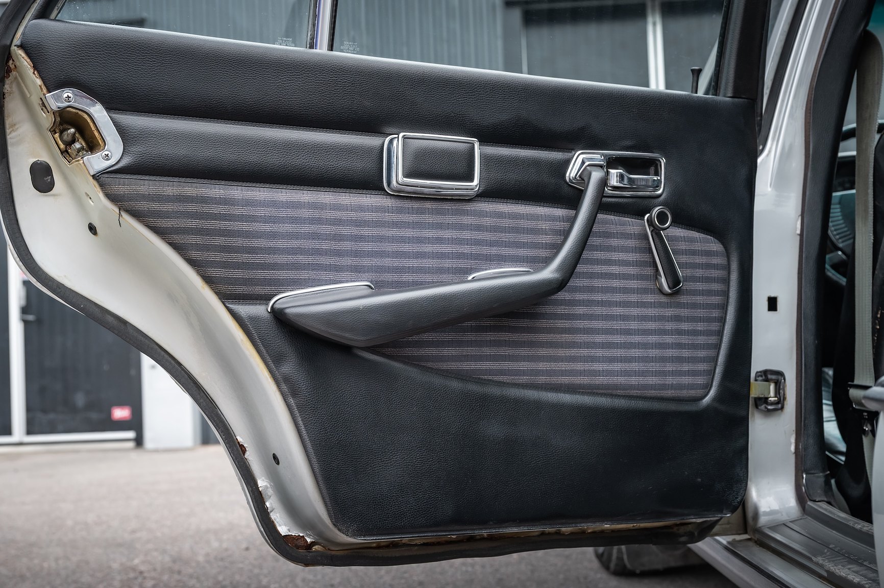 Interior image of 1975 Mercedes-Benz 280 SE 